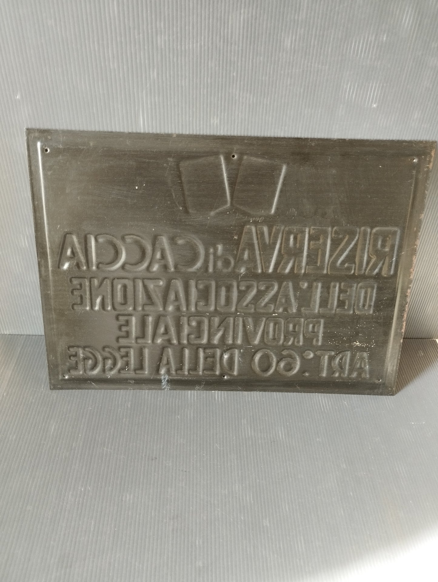 Ancient metal hunting reserve plaque

 Metalgraf DM Milan 44946

 Plate dimensions approximately 34 x 24.5 cm