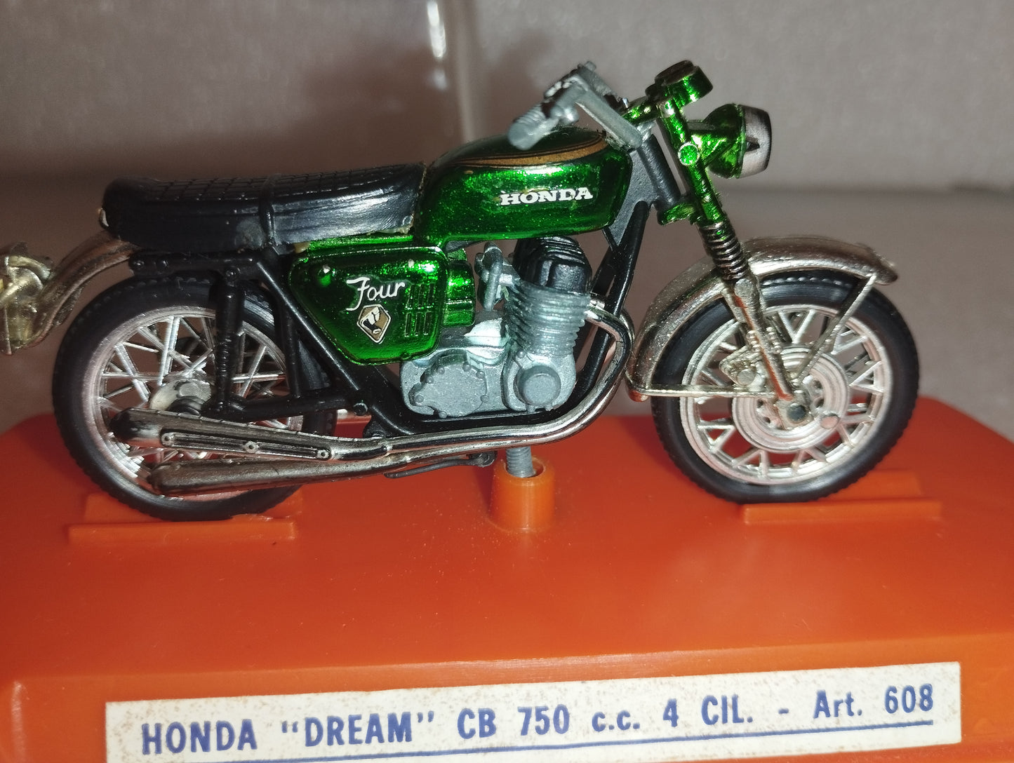Mercury Modellino Honda Dream CB 750 cc 4 Cil

scala 1:24
