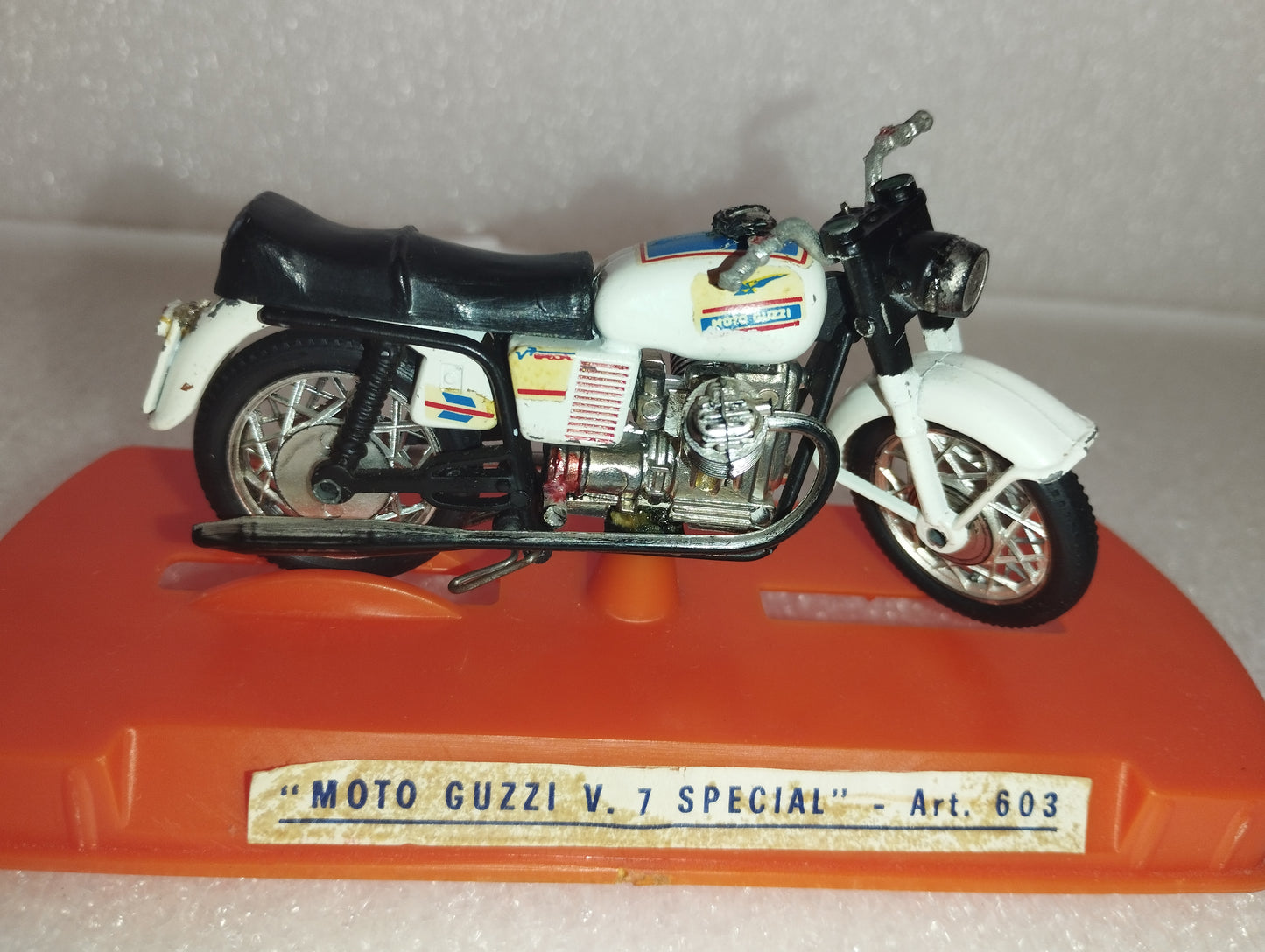 Mercury Moto Guzzi V7 Special model

 1:24 scale

 Art.603