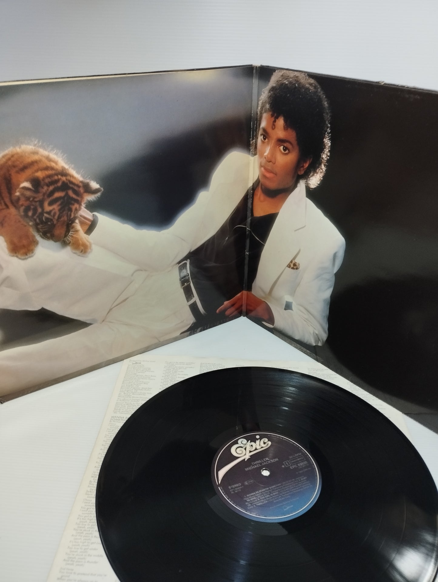 Thriller Michael Jackson LP 33 Giri

Edito nel 1982 da Epic cod.85930