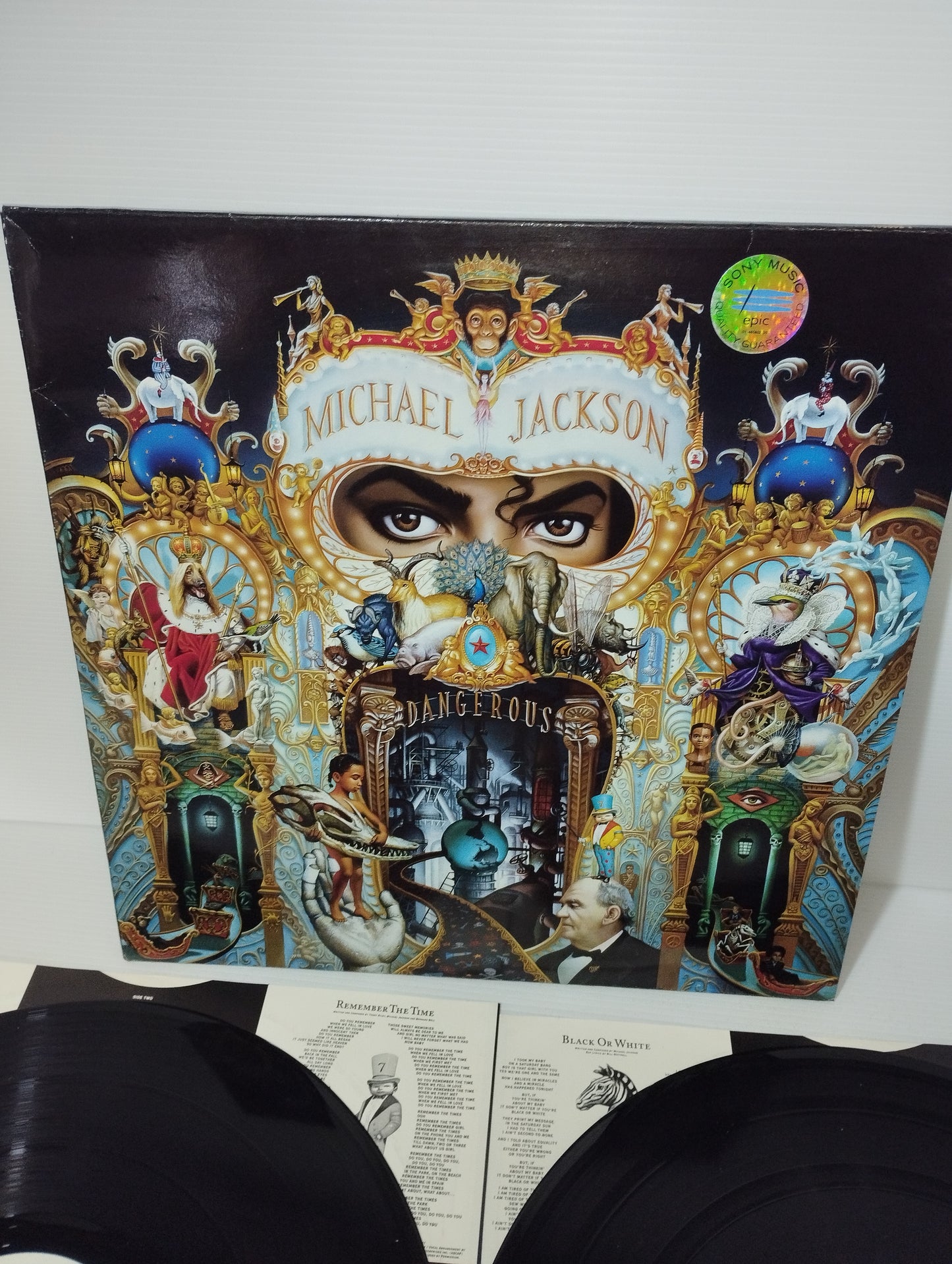 Dangerous   Michael Jackson 2 LP 33 Giri

Edito nel 1991 da Sony Cod.EPC 465802 1