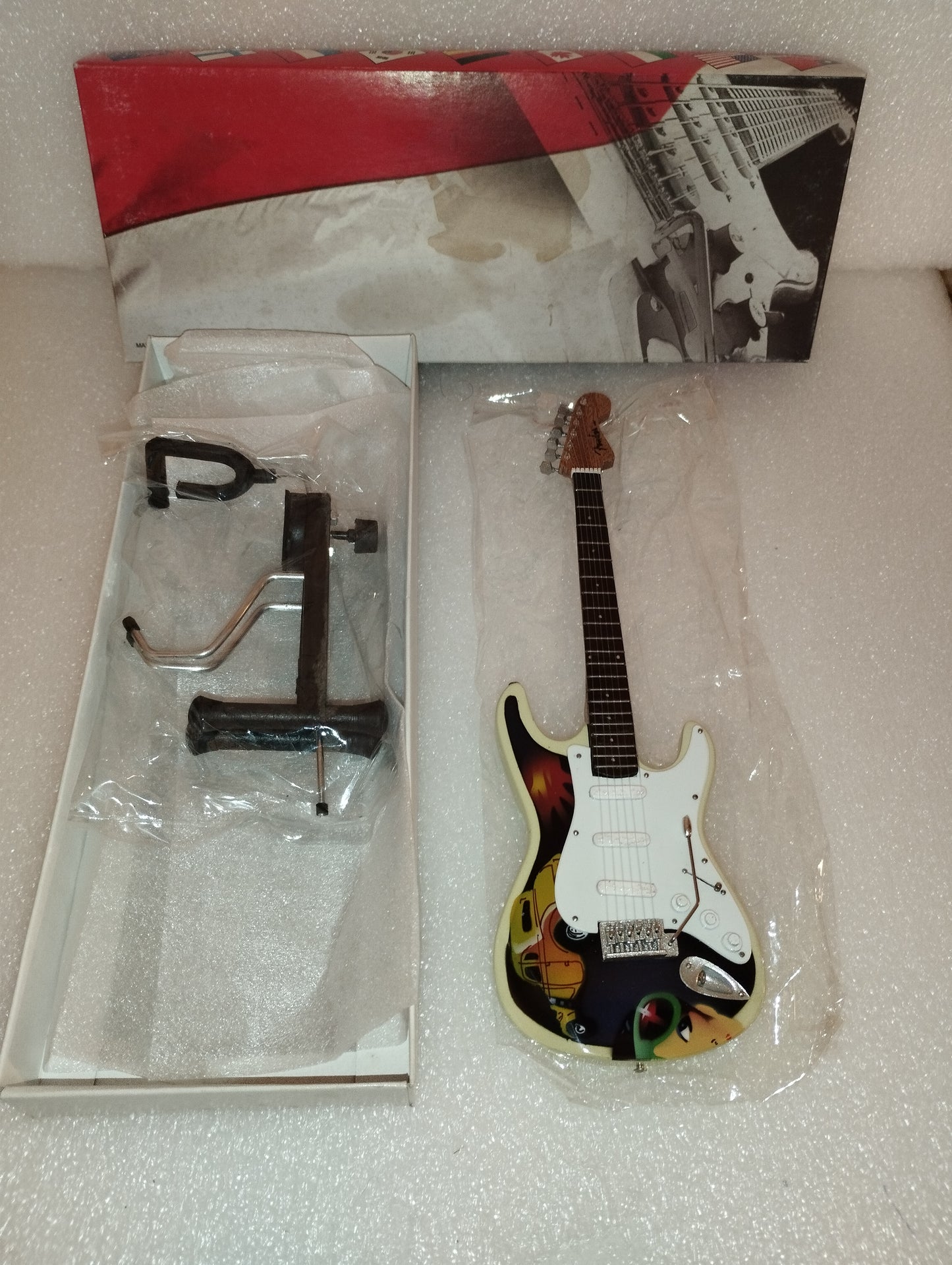 Fender Guitar Model

 Made of wood with plastic parts