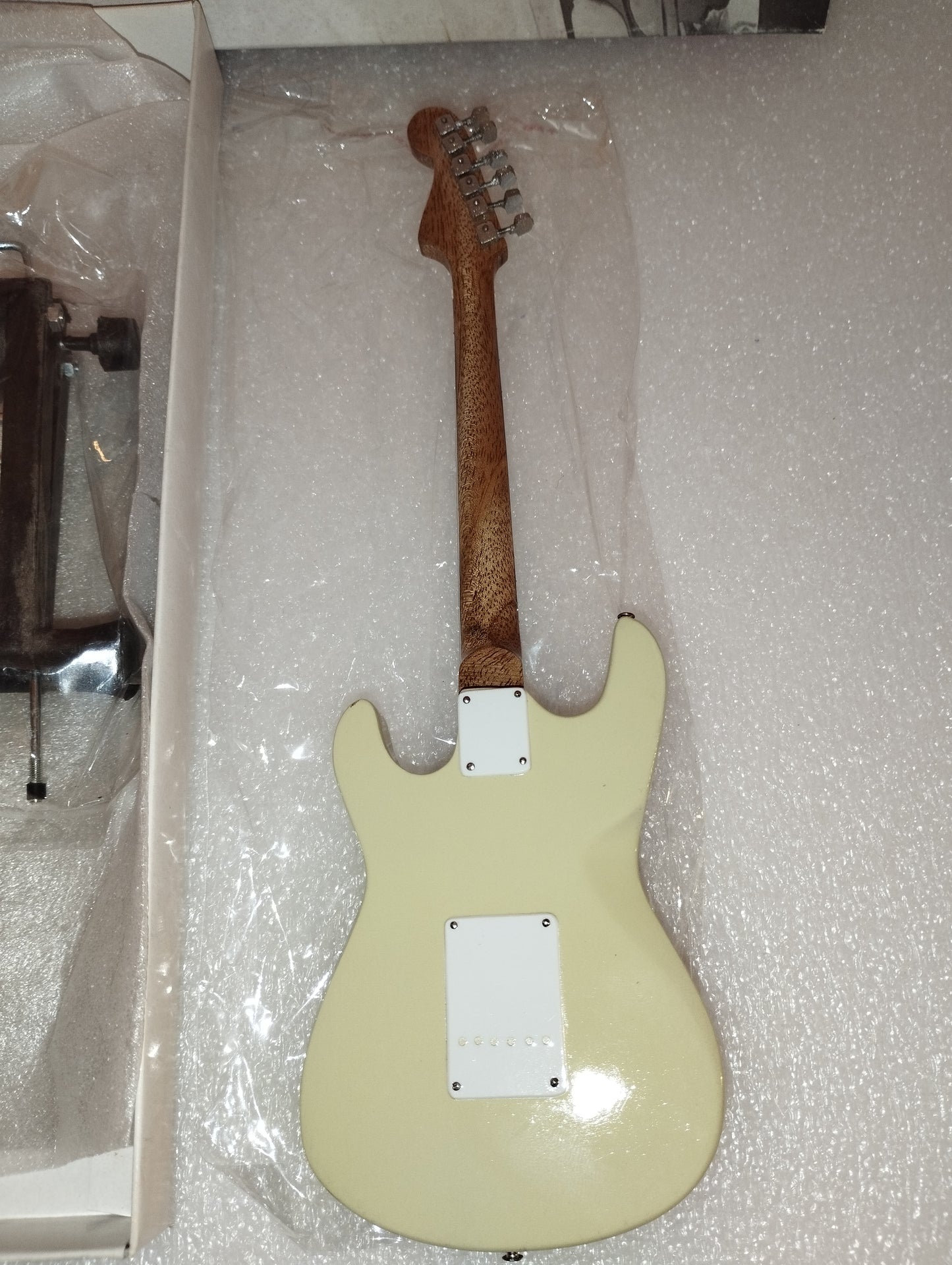 Fender Guitar Model

 Made of wood with plastic parts