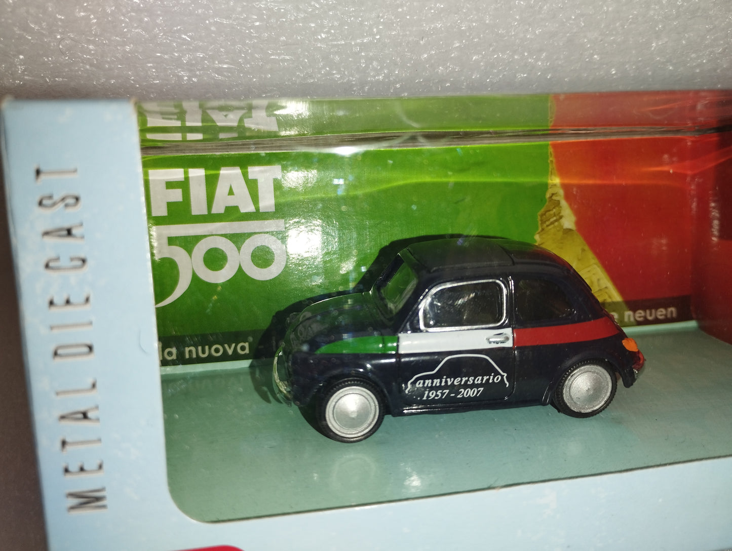 Fiat 500 Anniversary model 1957/2007

 Produced by Mondo Motors

 Scale 1:43