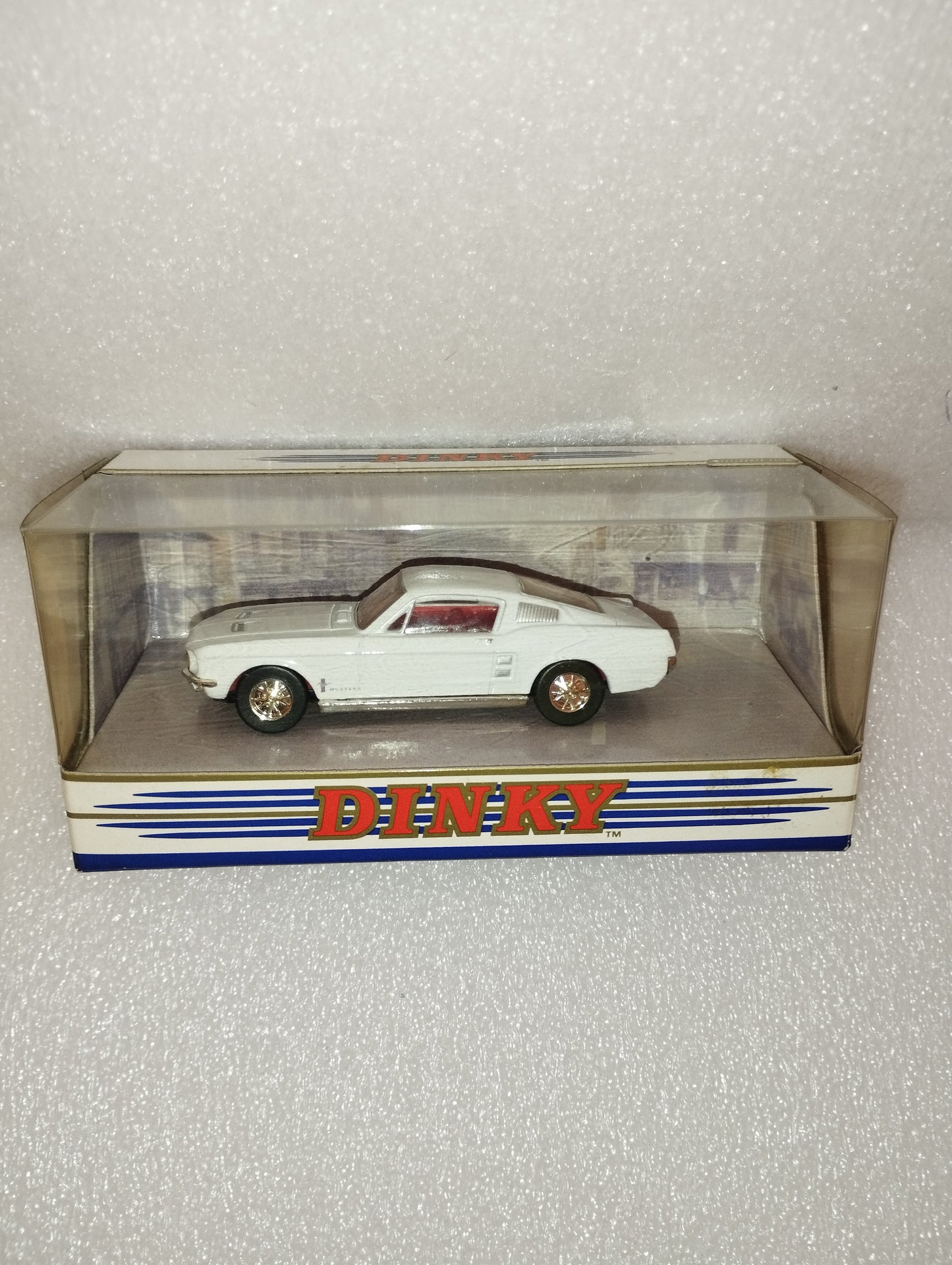 Modellino Ford Mustang FastBack 1967

Prodotto da Dinkt MatchBox cod.DY16-B