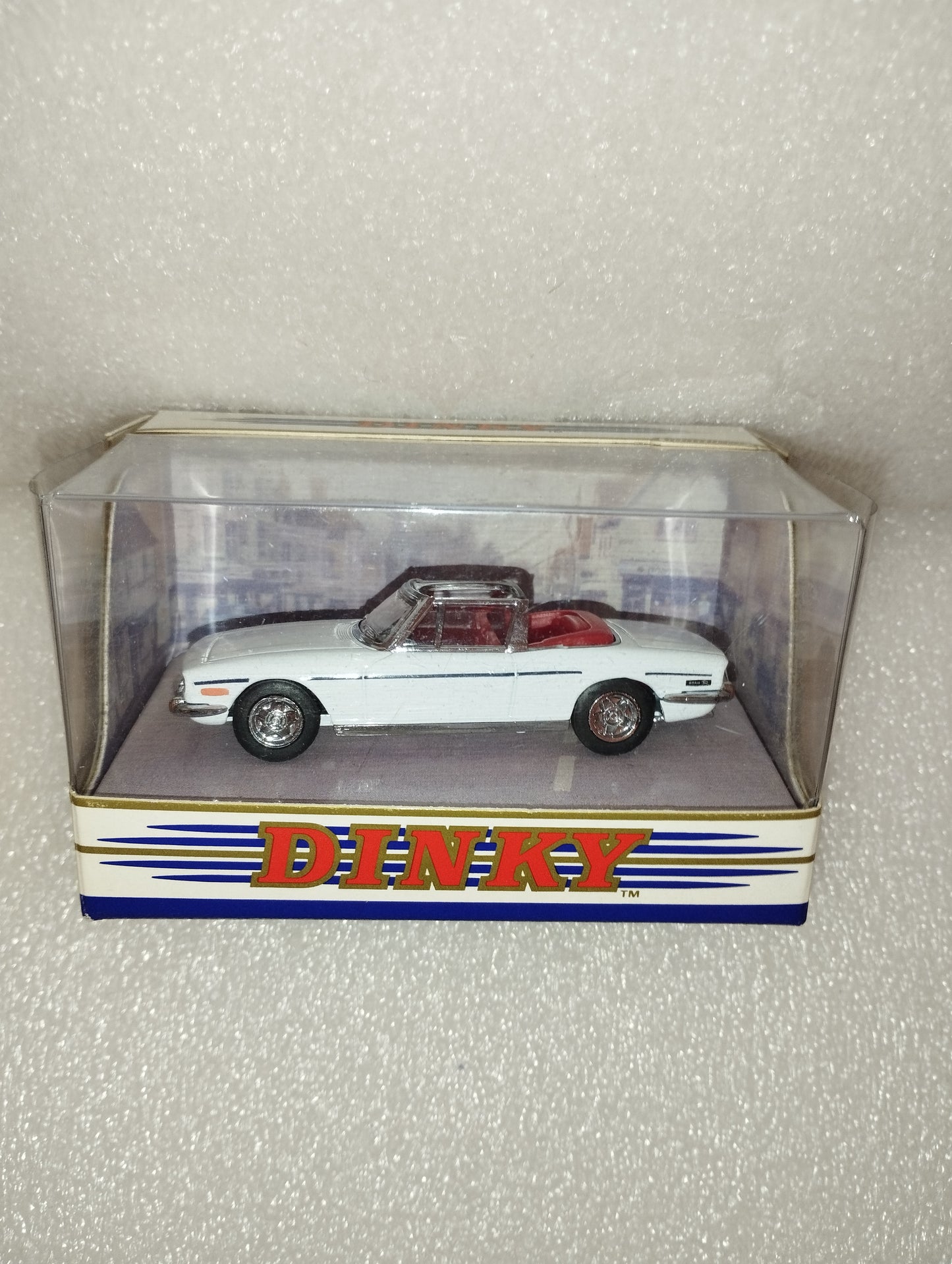 Triumph Stag 1969 model

 Produced by Dinkt MatchBox code DY-28


 1:43 scale