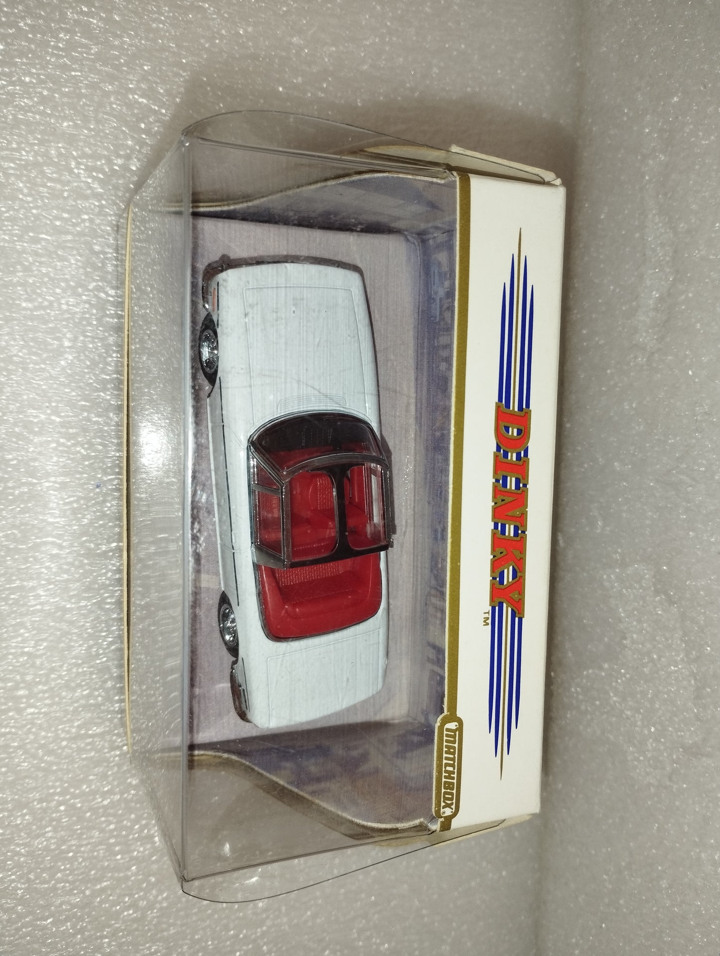 Triumph Stag 1969 model

 Produced by Dinkt MatchBox code DY-28


 1:43 scale