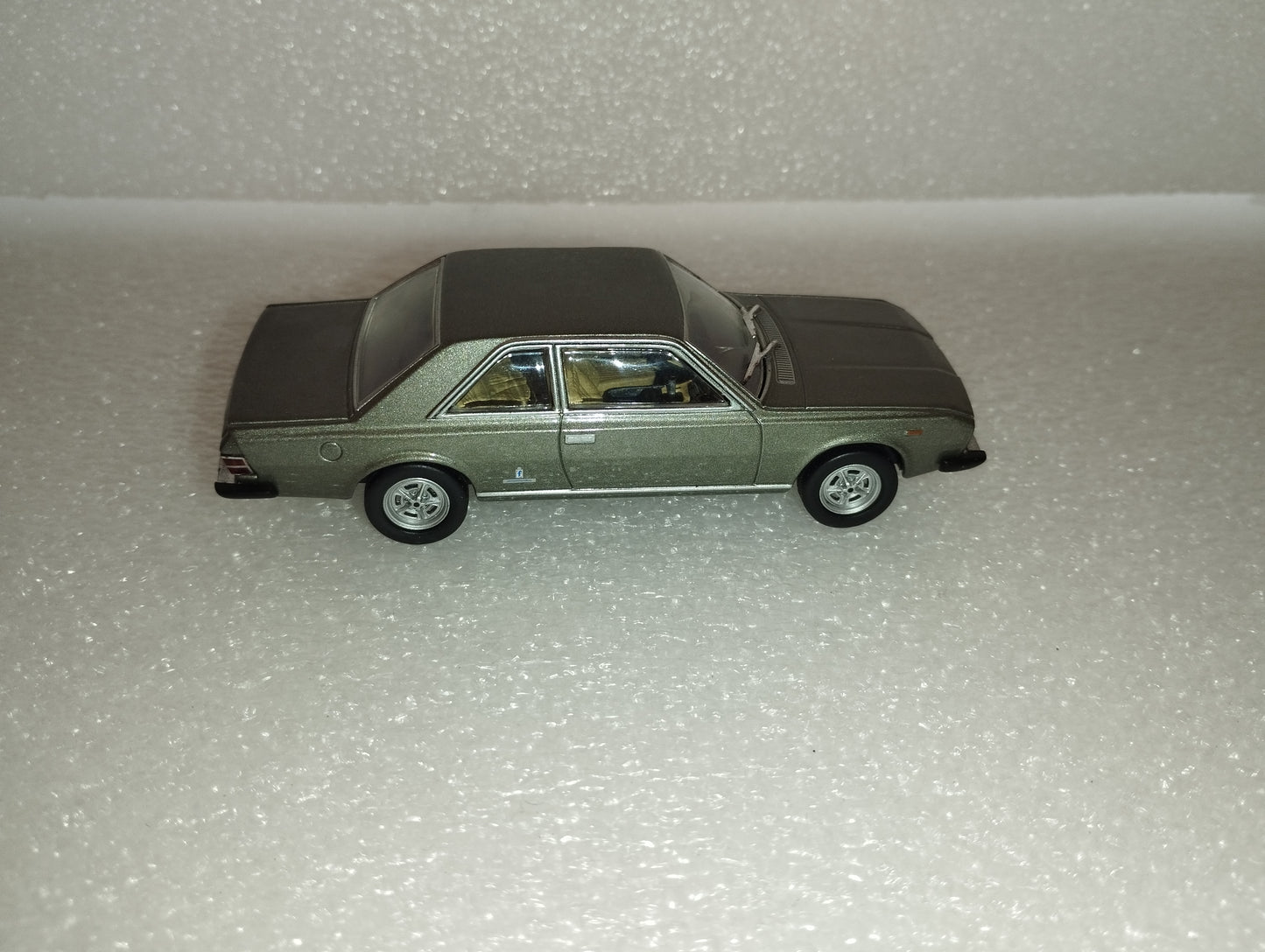 Modellino Fiat 130 Coupé Starline Models

Scala 1:43