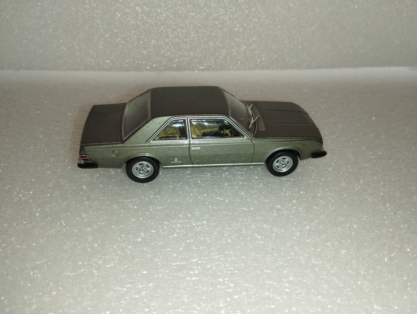 Modellino Fiat 130 Coupé Starline Models

Scala 1:43