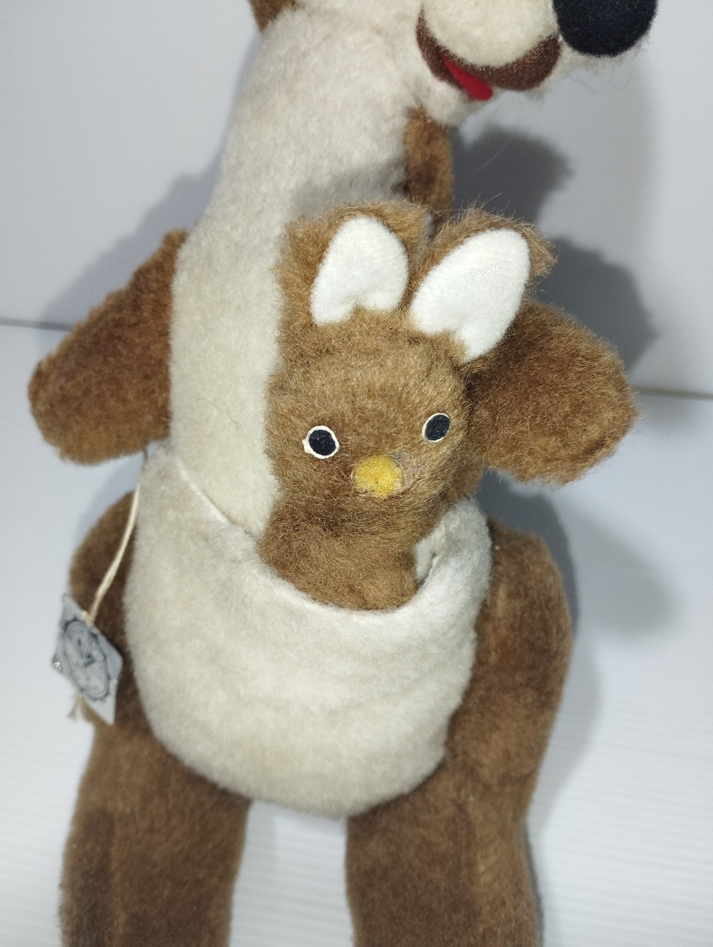 Peluche Canguro Con Piccolo
Marca Mú con etichetta originale
Made in Cecoslovacchia
Anni 50