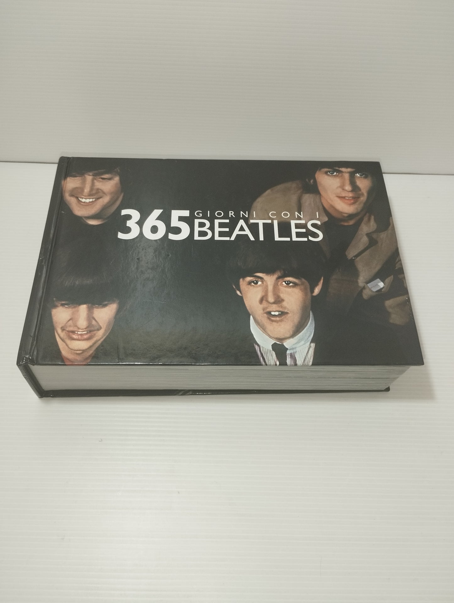 Libro 365 Giorni Con I Beatles
Edito nel 2005 da White Star