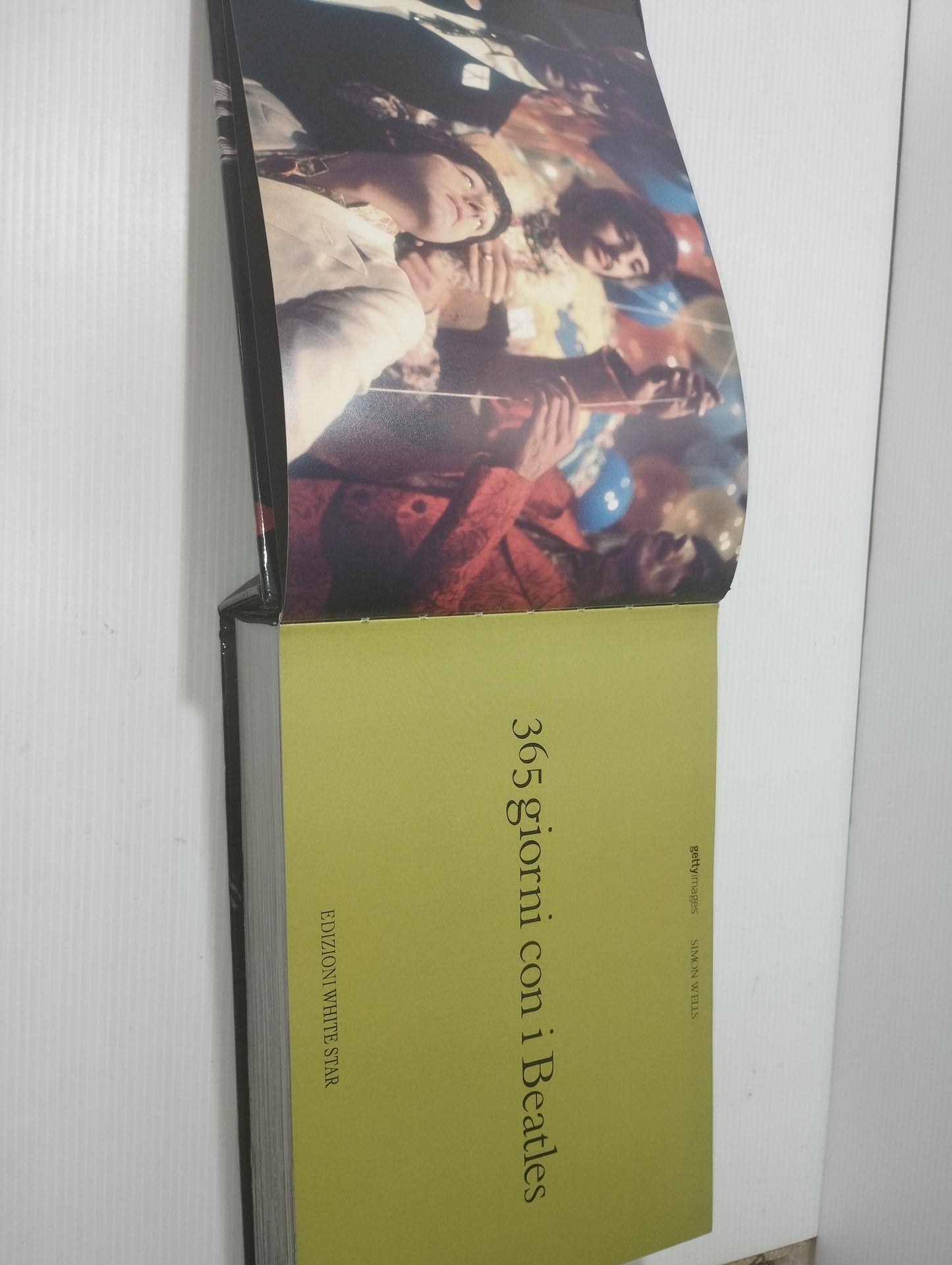 Libro 365 Giorni Con I Beatles
Edito nel 2005 da White Star