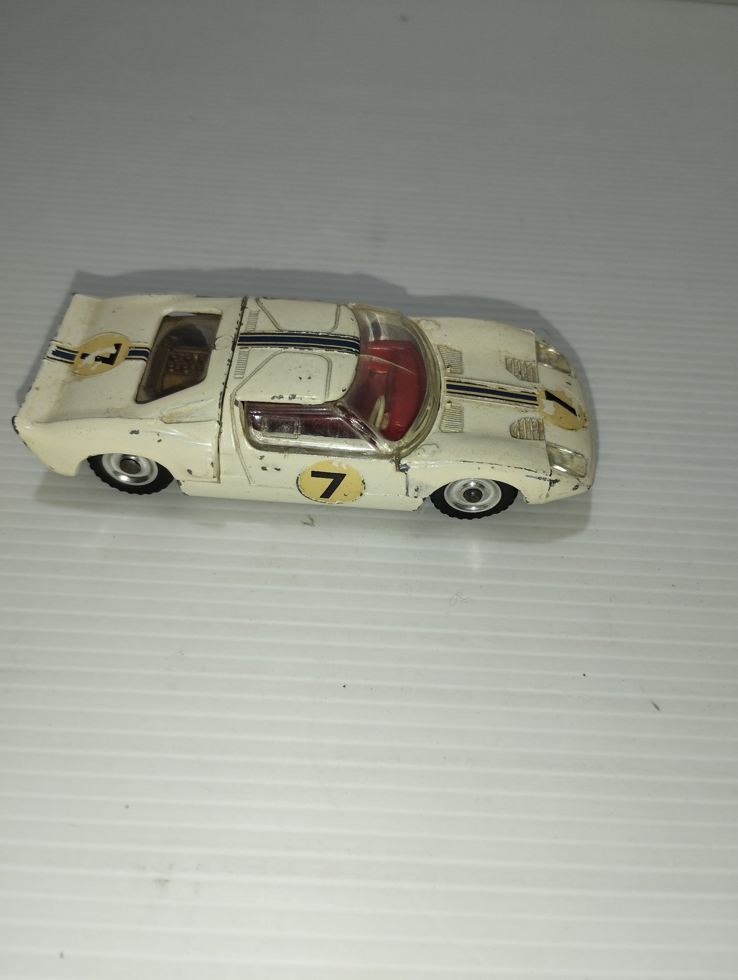 Modellino Ford GT

Prodotta da Dinky Toys

Scala 1:43