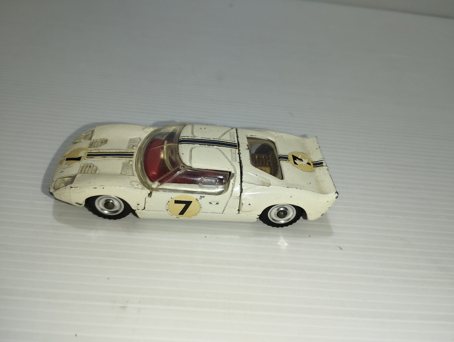 Modellino Ford GT

Prodotta da Dinky Toys

Scala 1:43