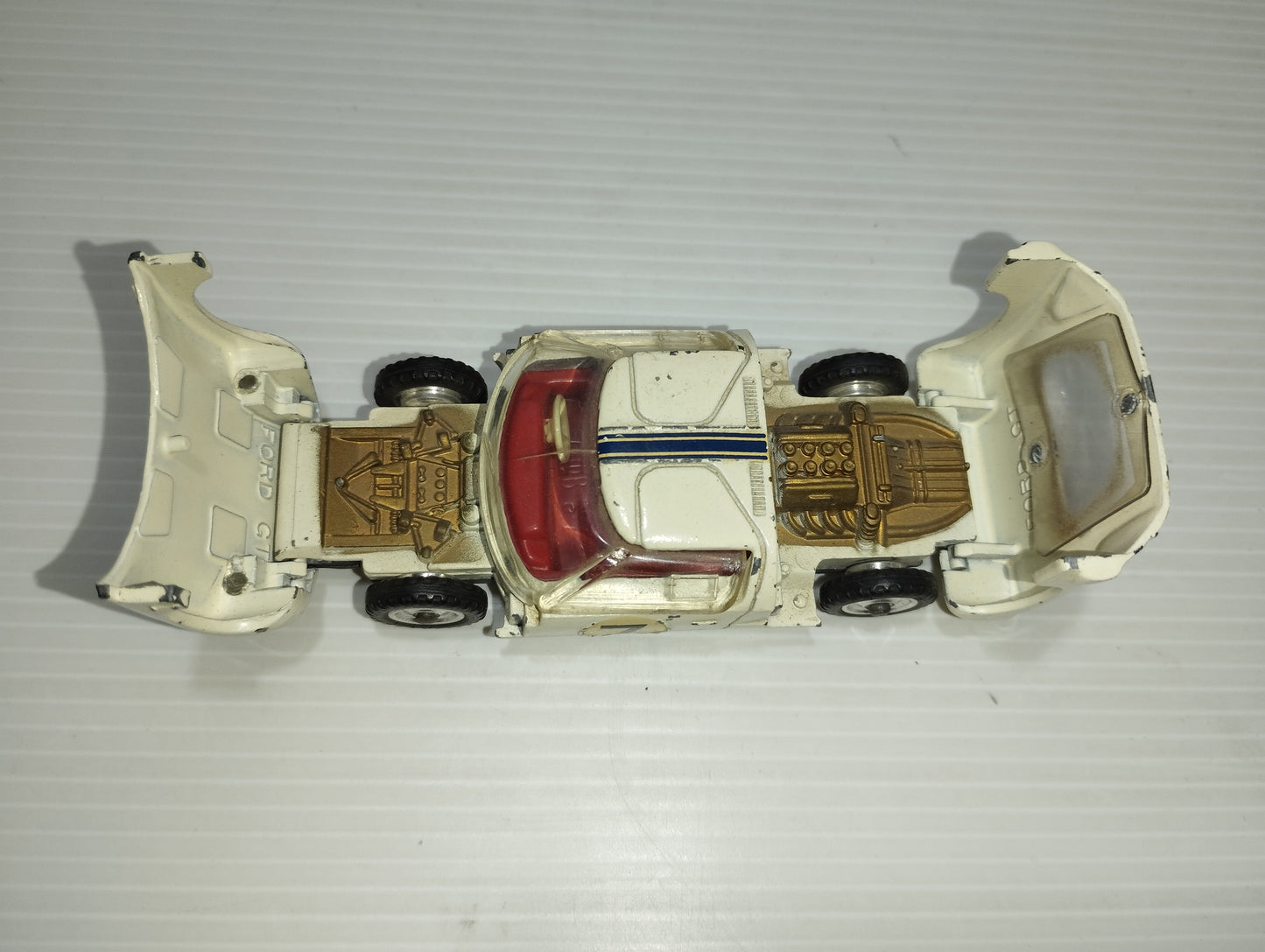 Modellino Ford GT

Prodotta da Dinky Toys

Scala 1:43