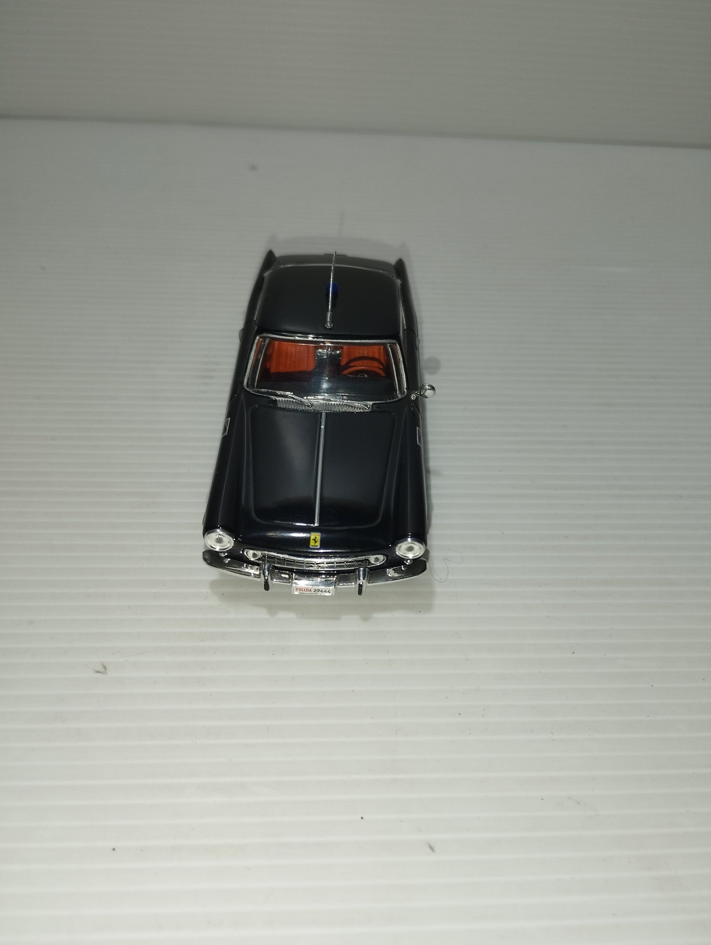 Modellino Ferrari 250 GTE 2+2 1962 della Polizia.

Scala 1:43.