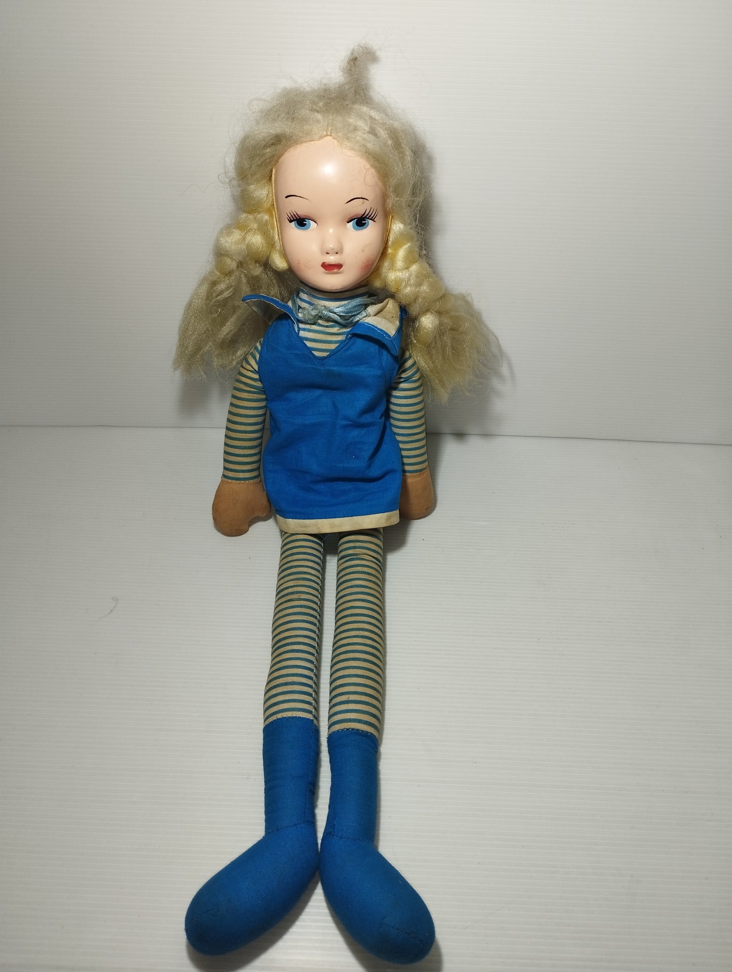 Bambola in stoffa con viso in celluloide e gambe lunghe, originale anni 60
Altezza: 55 cm. circa.