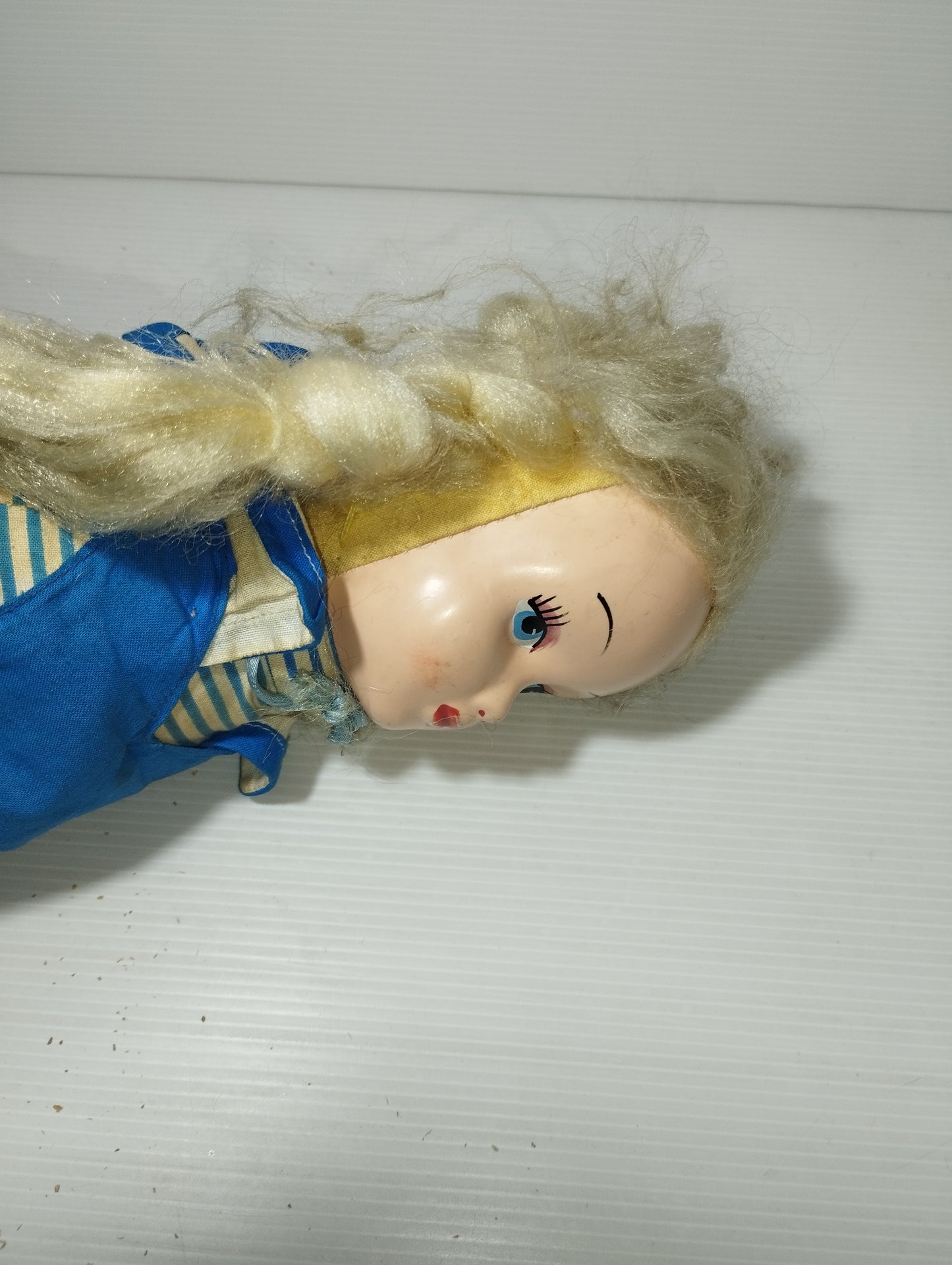 Bambola in stoffa con viso in celluloide e gambe lunghe, originale anni 60
Altezza: 55 cm. circa.