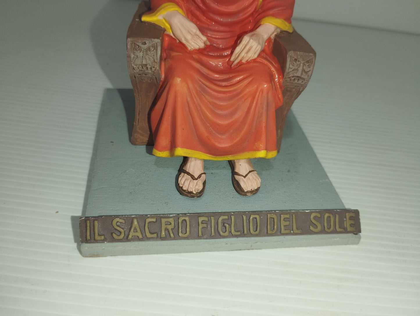 Statua Il Sacro Figlio Del Sole In Resina
Altezza cm 12 circa
