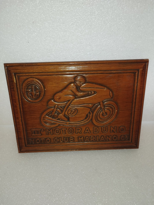 Targa III Motoraduno  Moto Club Mariano C.se
Commemorativa  In Legno
Vintage
Dimensioni targa 26 x 19 cm circa