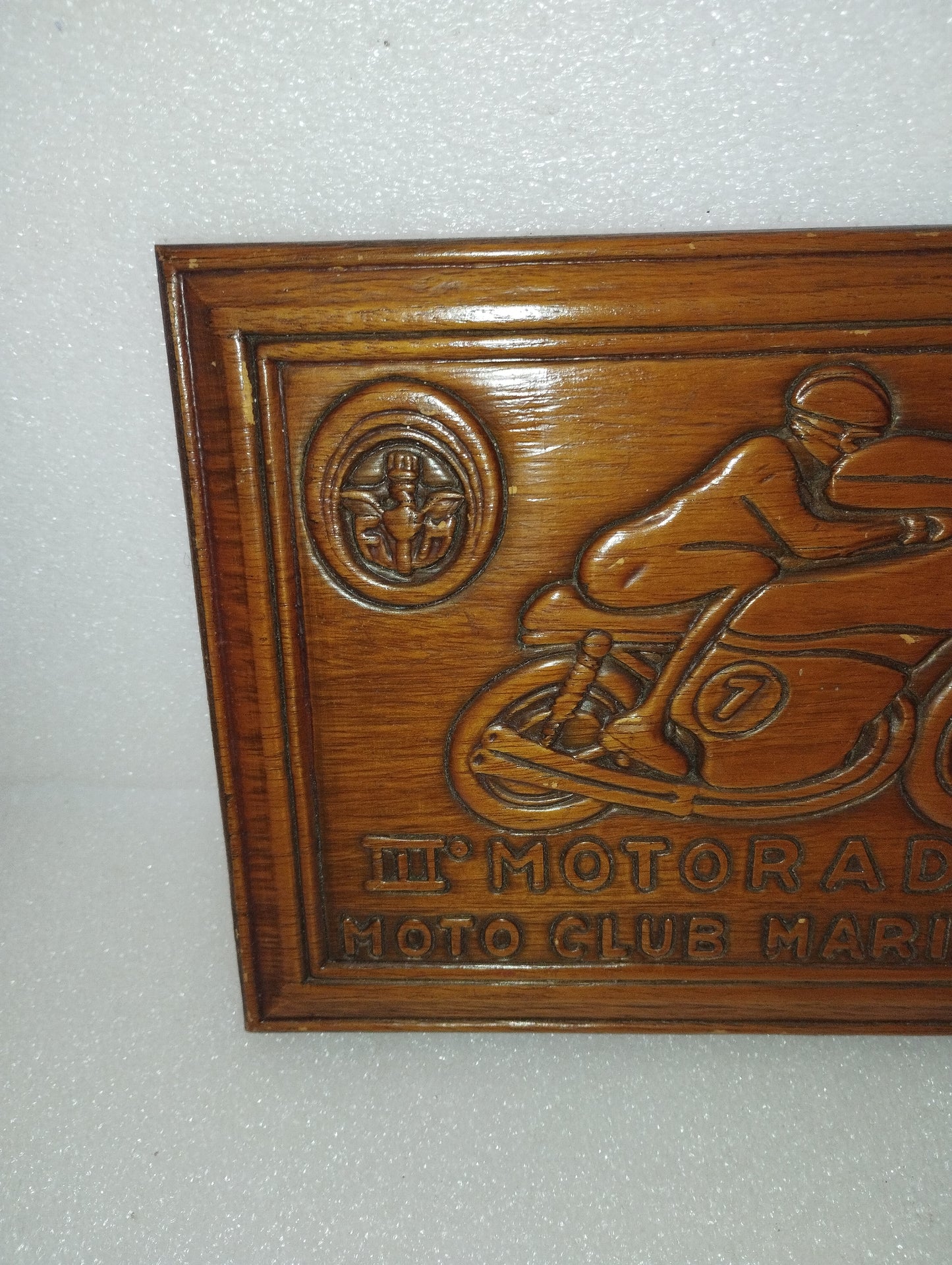 Targa III Motoraduno  Moto Club Mariano C.se
Commemorativa  In Legno
Vintage
Dimensioni targa 26 x 19 cm circa