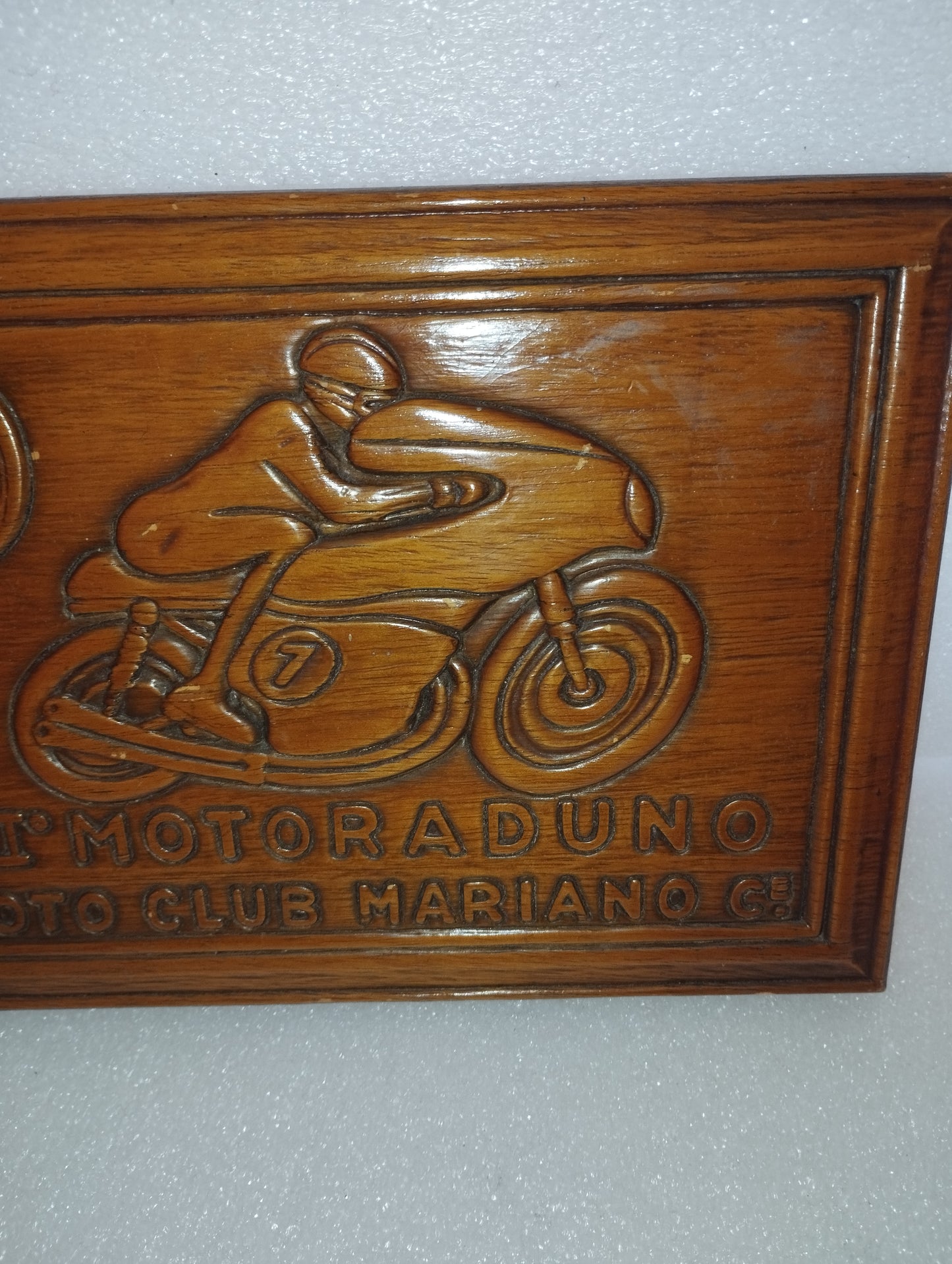 Targa III Motoraduno  Moto Club Mariano C.se
Commemorativa  In Legno
Vintage
Dimensioni targa 26 x 19 cm circa