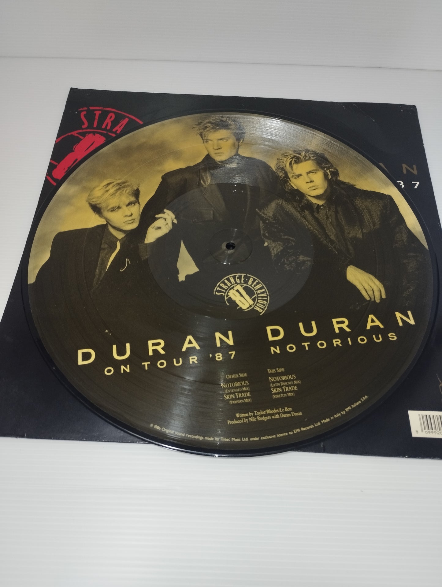 Duran Duran Strange Behaviour Picture Disc
Edito nel 1986 da EMI