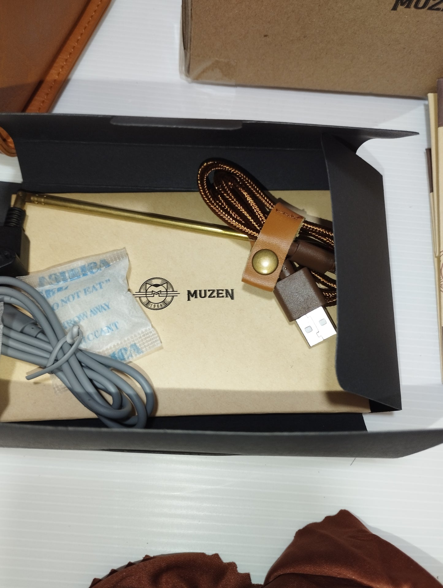 Muzen Radio FM & Bluetooth Speaker
In Legno e plastica
Mod.MV21