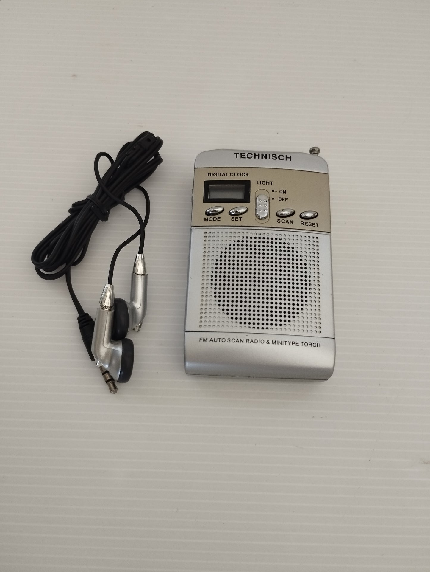 Technisch Mini FM Pocket Radio Con Cuffiette
Radio FM,orologio e luce.