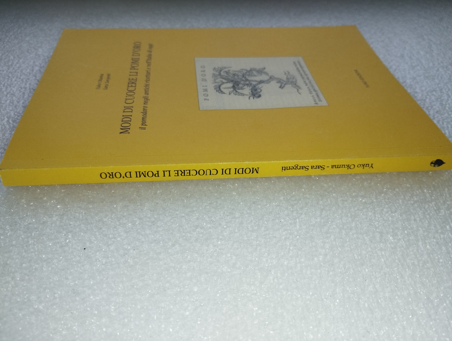 Libro Modi Di Cuocere Li Pomi D'Oro
Il pomodoro negli antichi ricettari e nell'Italia di oggi
Yuko Okuma Sara Sargenti