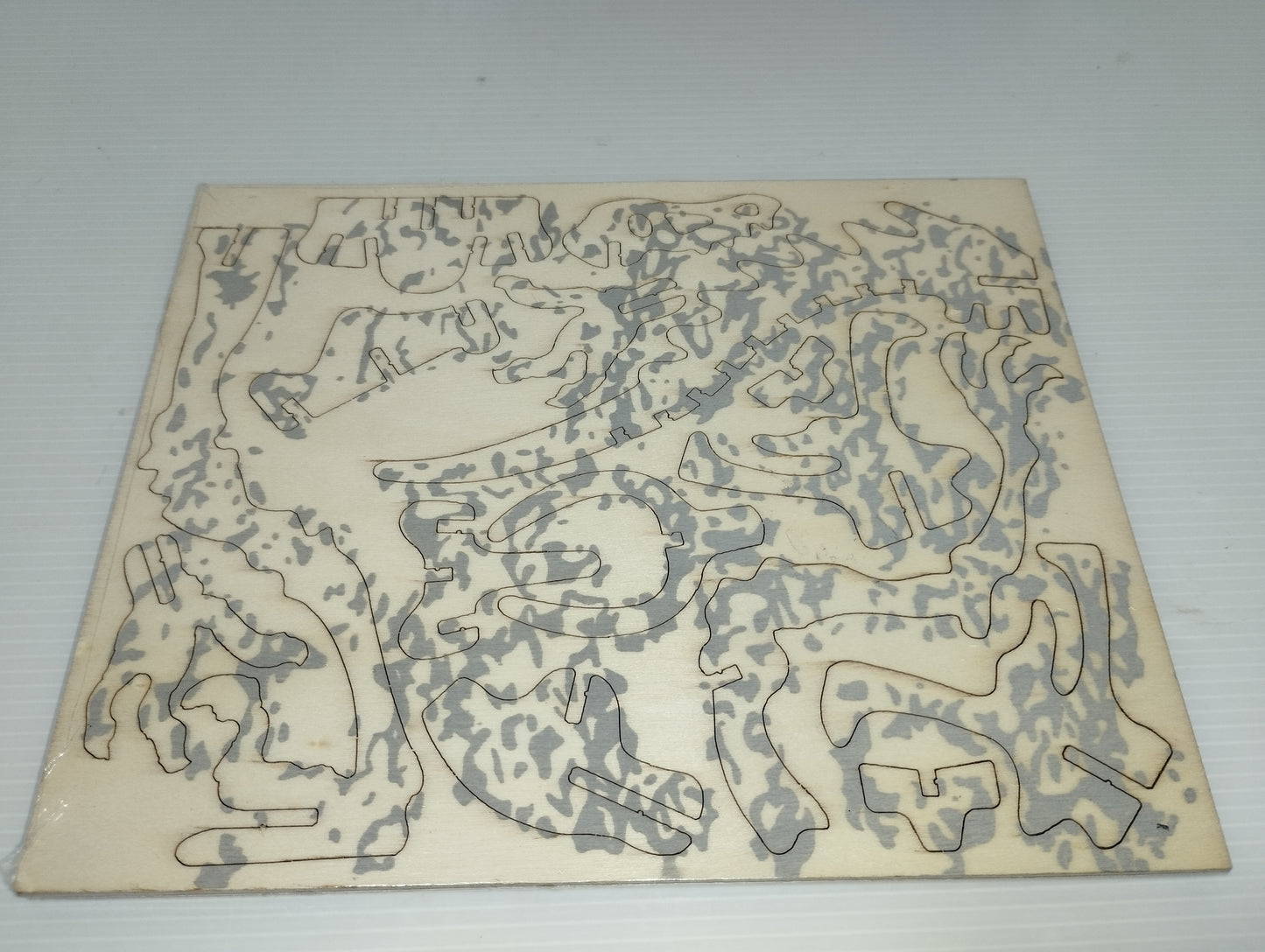 2 Dinosauri In Puzzle 3D In Legno
40 pezzi ciascuno