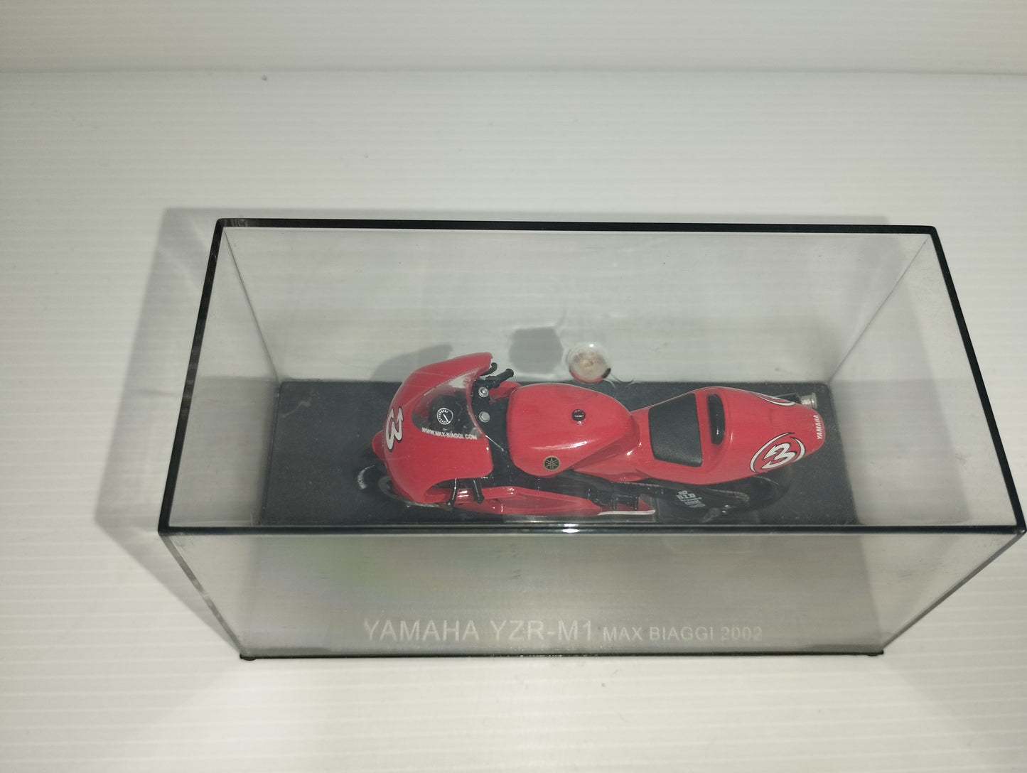 Yamaha YZR-M1 Max Biaggi 2002

Scala  1:24