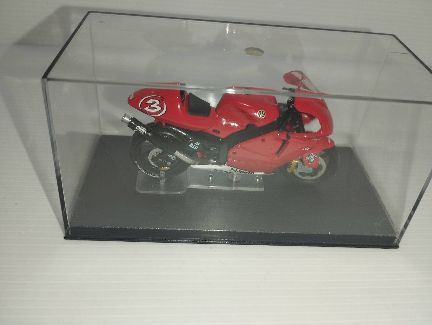 Yamaha YZR-M1 Max Biaggi 2002

Scala  1:24