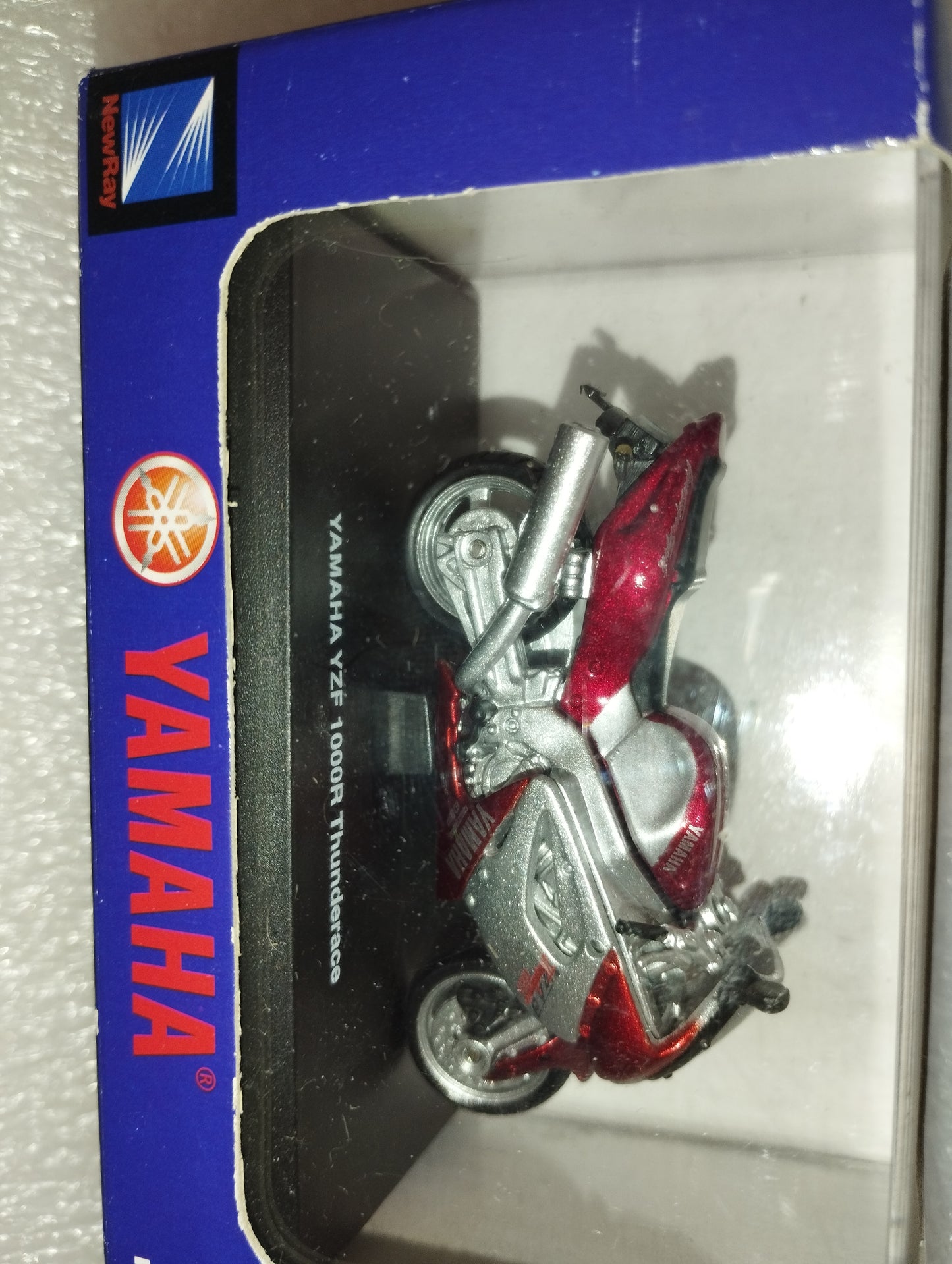 Yamaha YZF 1000R Thunderace NewRay
Scala 1:32