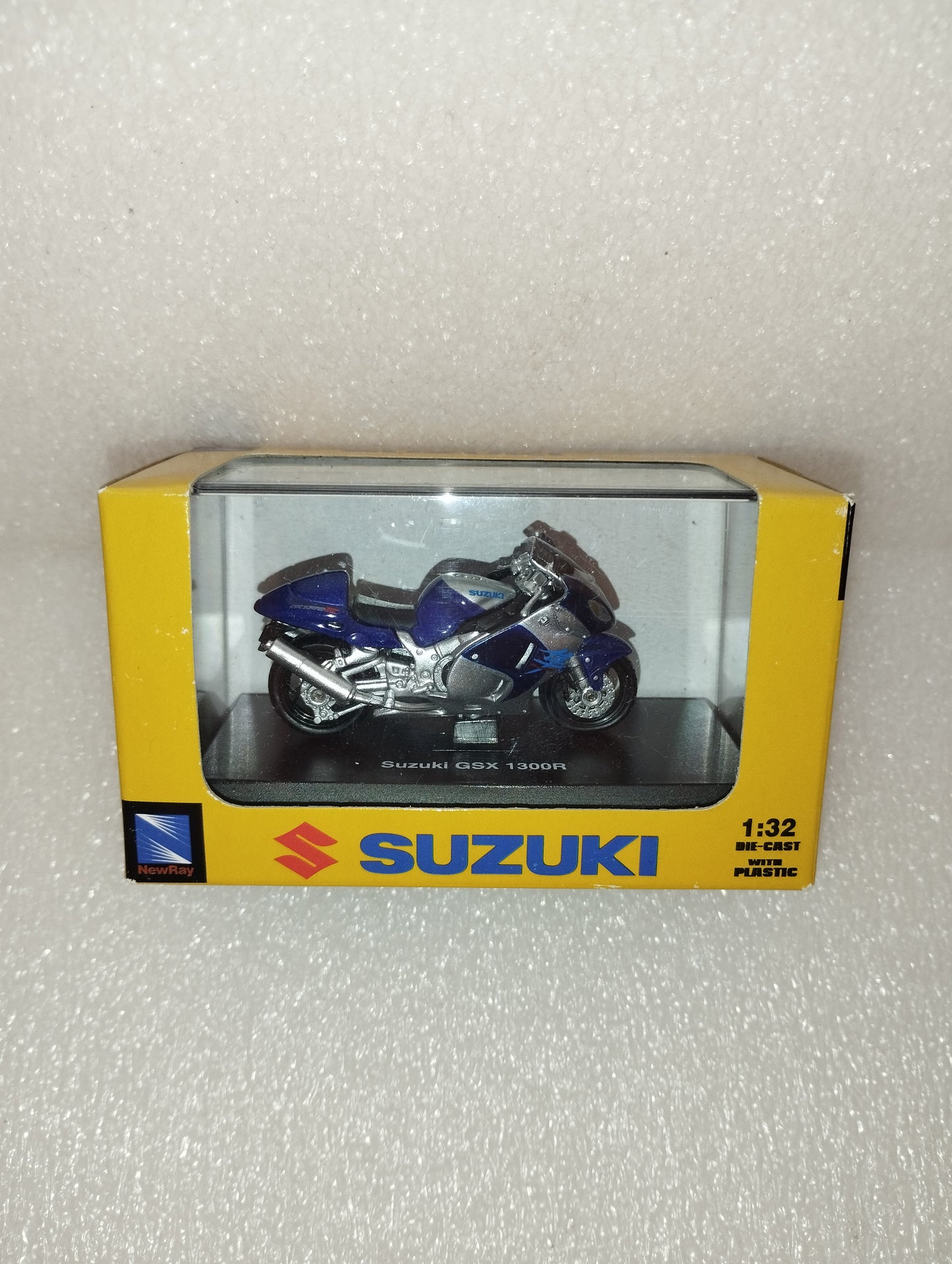 Suzuki GSX 1300R NewRay
Scala 1:32