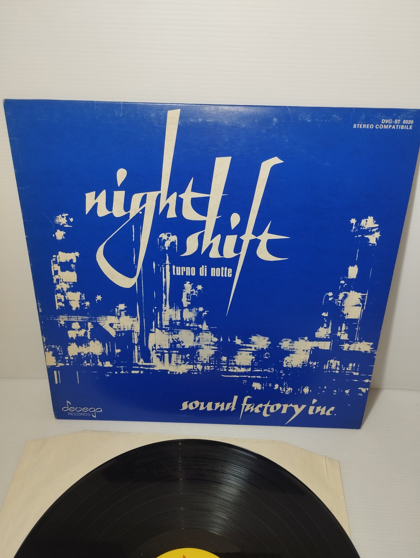 Nightshift Sound factory LP 33 Giri
Edito nel 1977 da Devega Records Cod.DVG-STL 8020