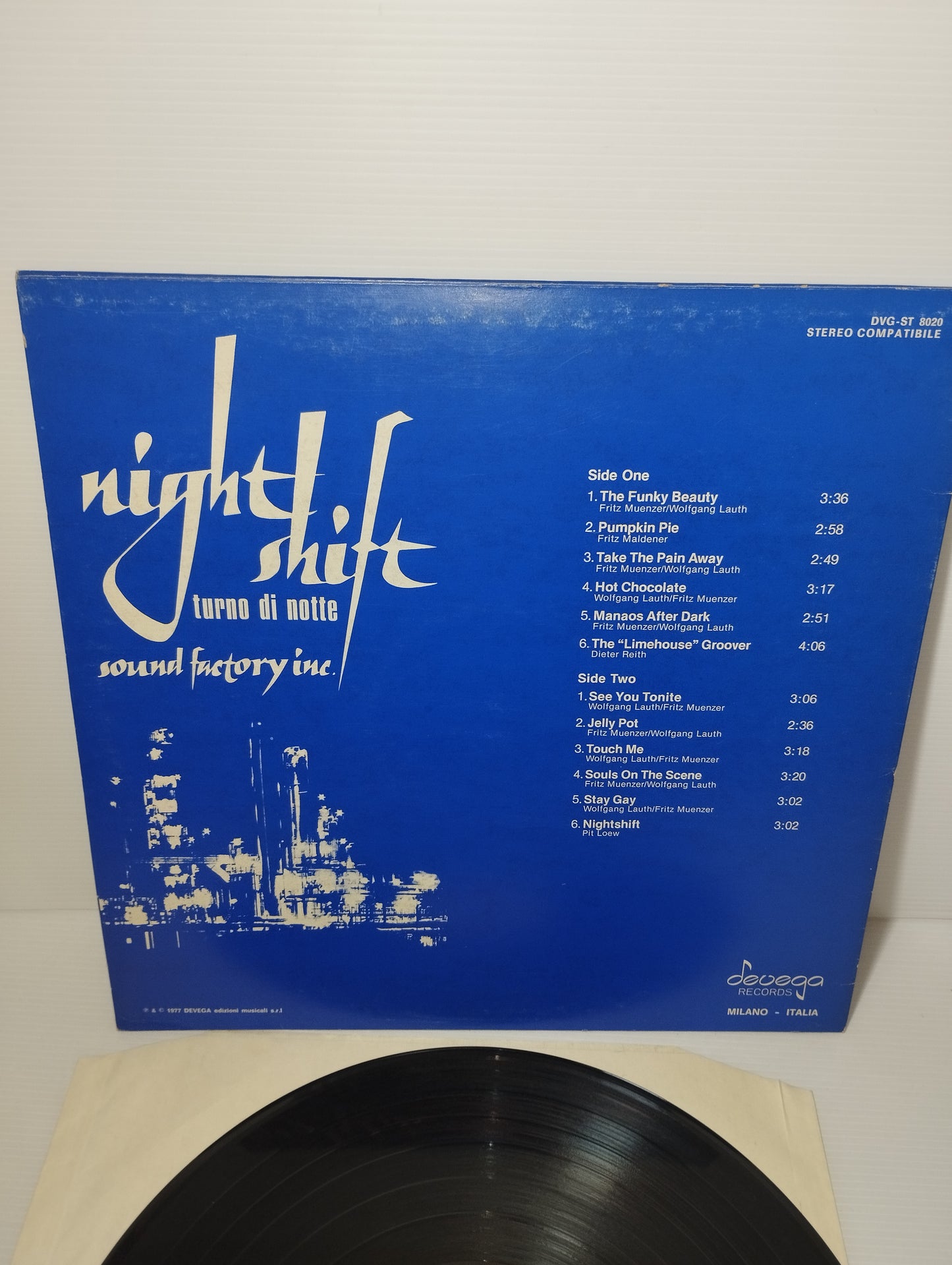 Nightshift Sound factory LP 33 Giri
Edito nel 1977 da Devega Records Cod.DVG-STL 8020