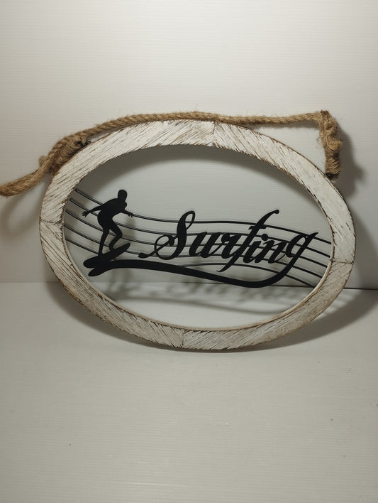 Insegna Surfing
In Legno ,Metallo e corda
Stile Retro
Dimensioni 40 x 29 cm circa