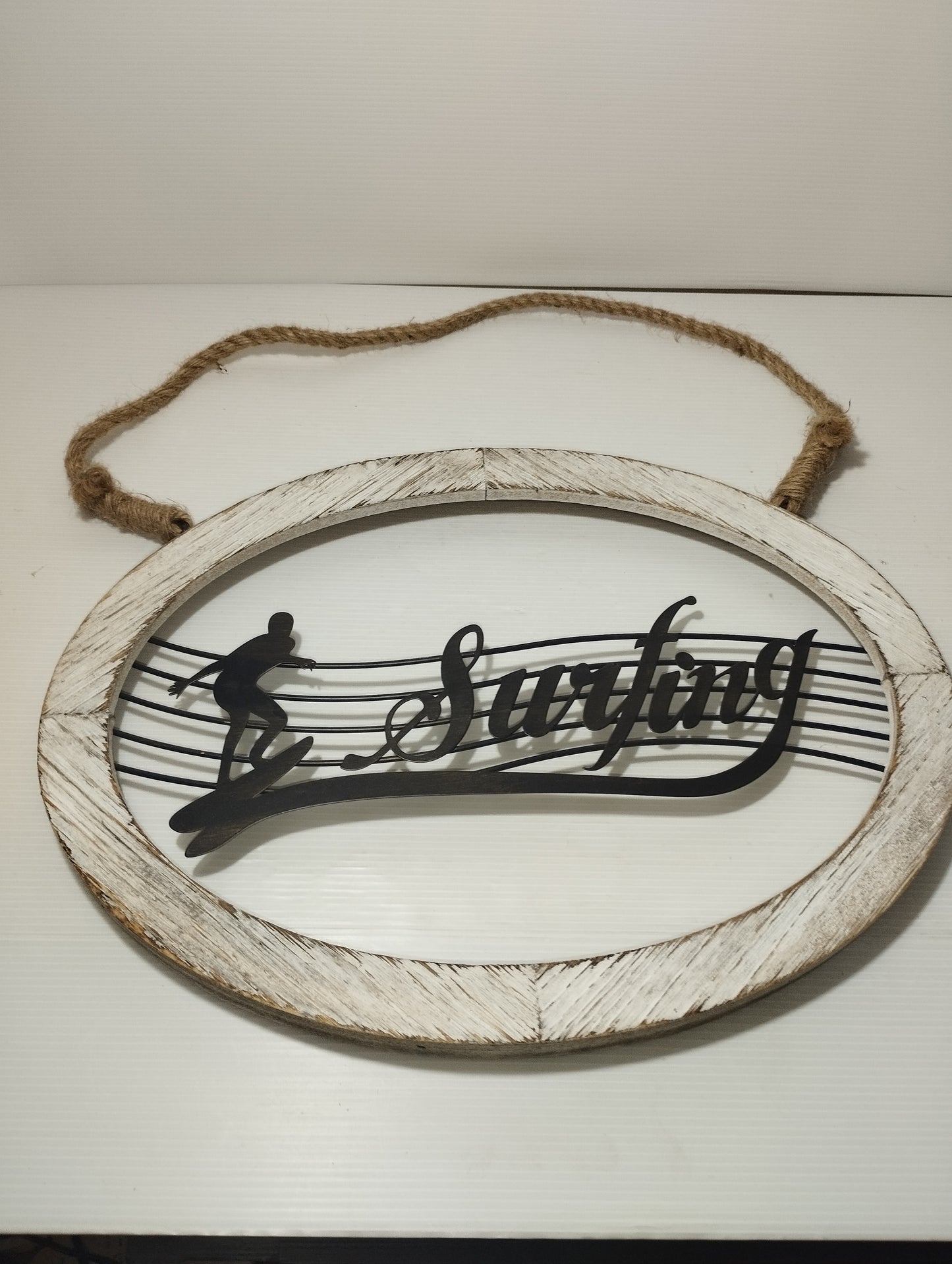 Insegna Surfing
In Legno ,Metallo e corda
Stile Retro
Dimensioni 40 x 29 cm circa