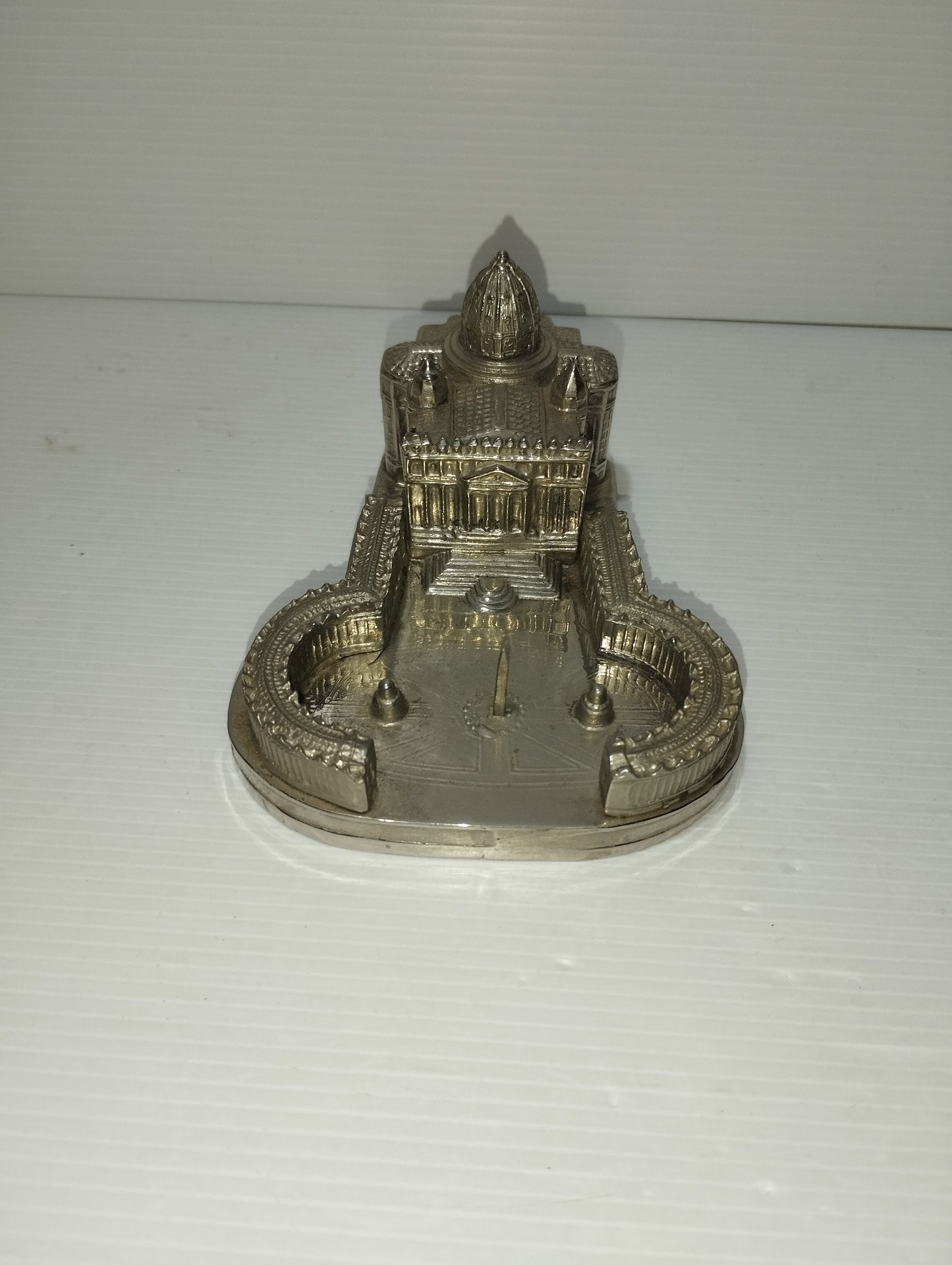 Souvenir Basilica Di San Pietro
 In Metallo Vintage 
Dimensioni 13,5 x 9,5 x 7 cm circa