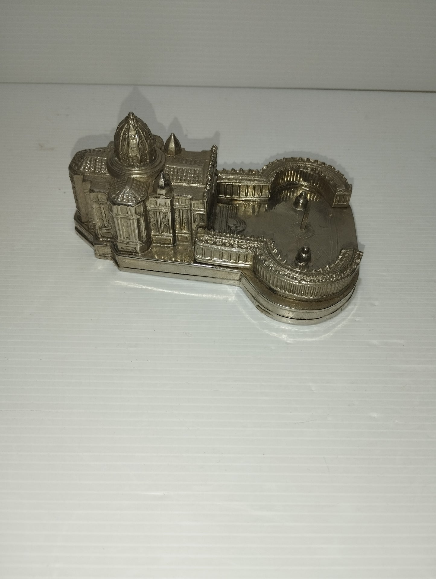 Souvenir Basilica Di San Pietro
 In Metallo Vintage 
Dimensioni 13,5 x 9,5 x 7 cm circa