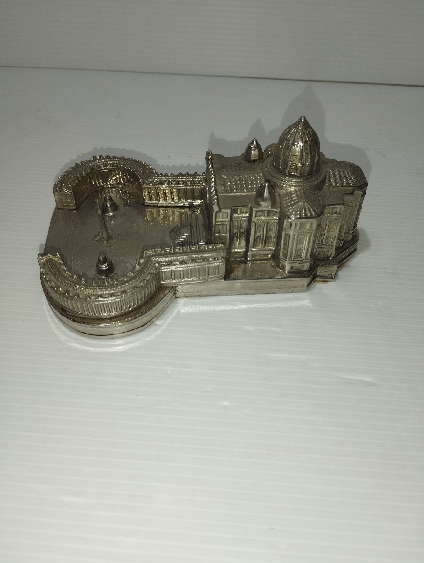 Souvenir Basilica Di San Pietro
 In Metallo Vintage 
Dimensioni 13,5 x 9,5 x 7 cm circa