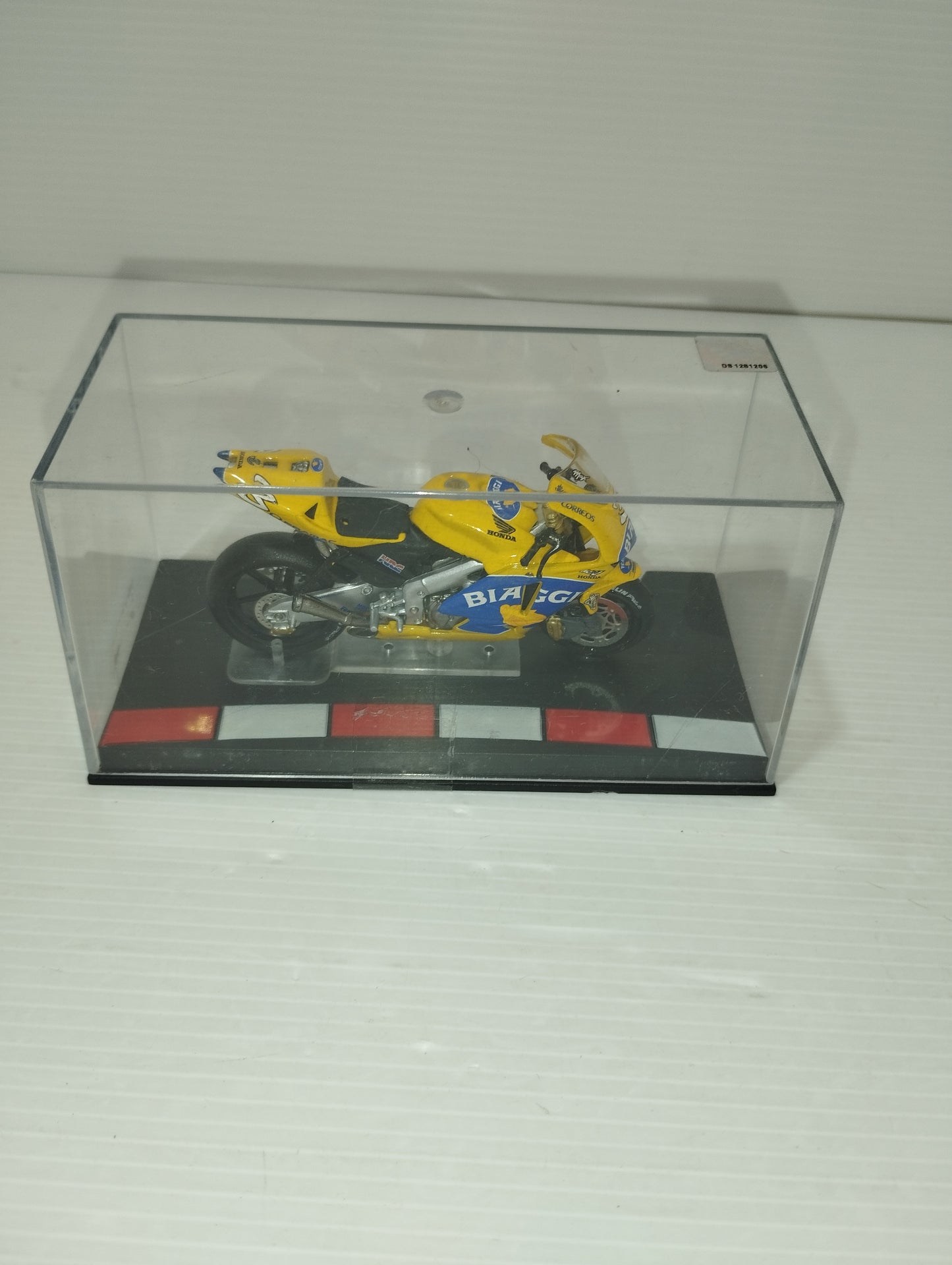 Modellino moto Honda RC211V Max Biaggi 2004
Scala 1:24