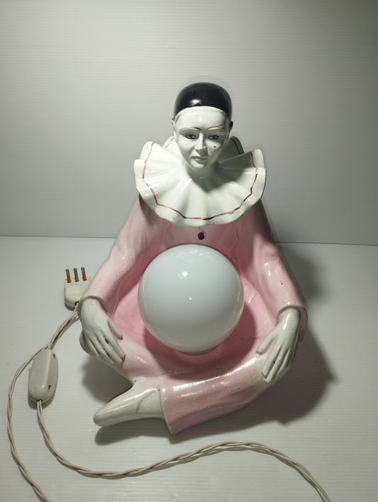 Lampada Pierrot Art Decò Anni 60/70
In composto ceramico e vetro
Altezza cm.26 circa