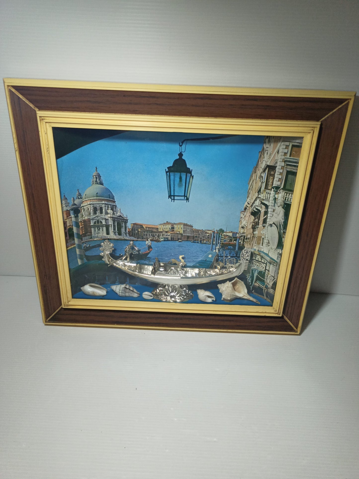 Quadro Venezia vintage effetto 3D
In plastica e vetro
Dimensioni 36 x 31 x 5,5 cm circa