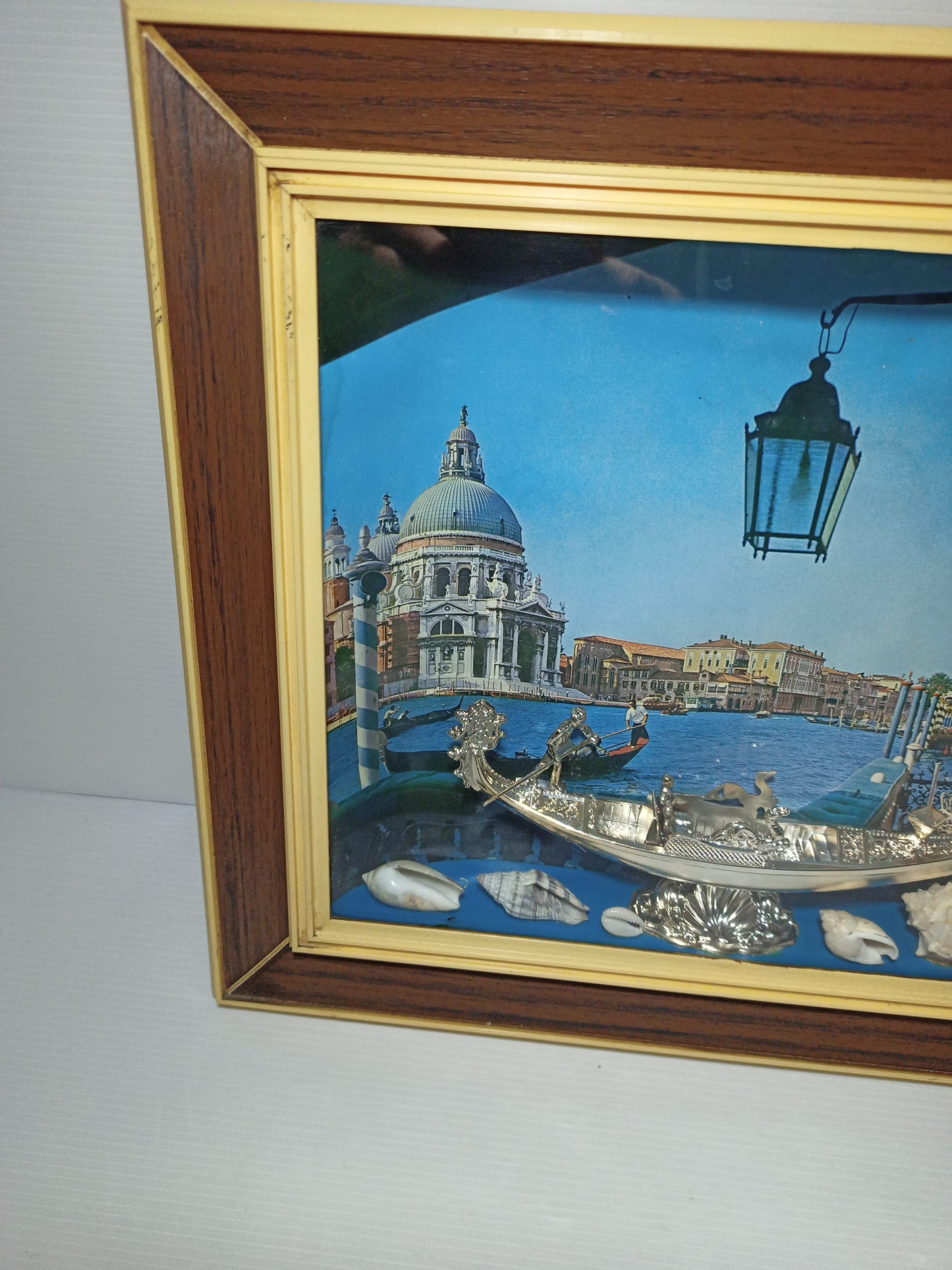 Quadro Venezia vintage effetto 3D
In plastica e vetro
Dimensioni 36 x 31 x 5,5 cm circa