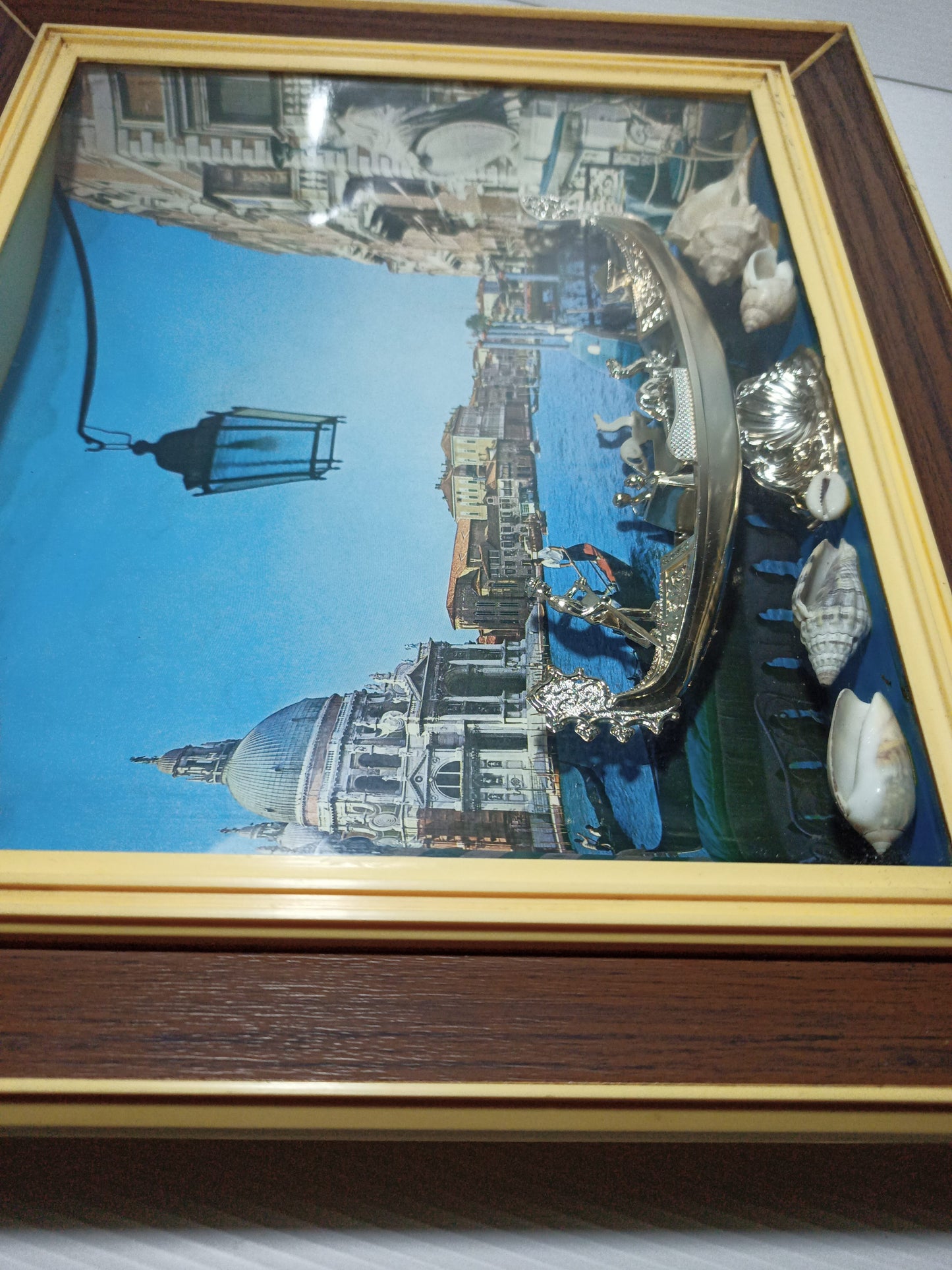 Quadro Venezia vintage effetto 3D
In plastica e vetro
Dimensioni 36 x 31 x 5,5 cm circa