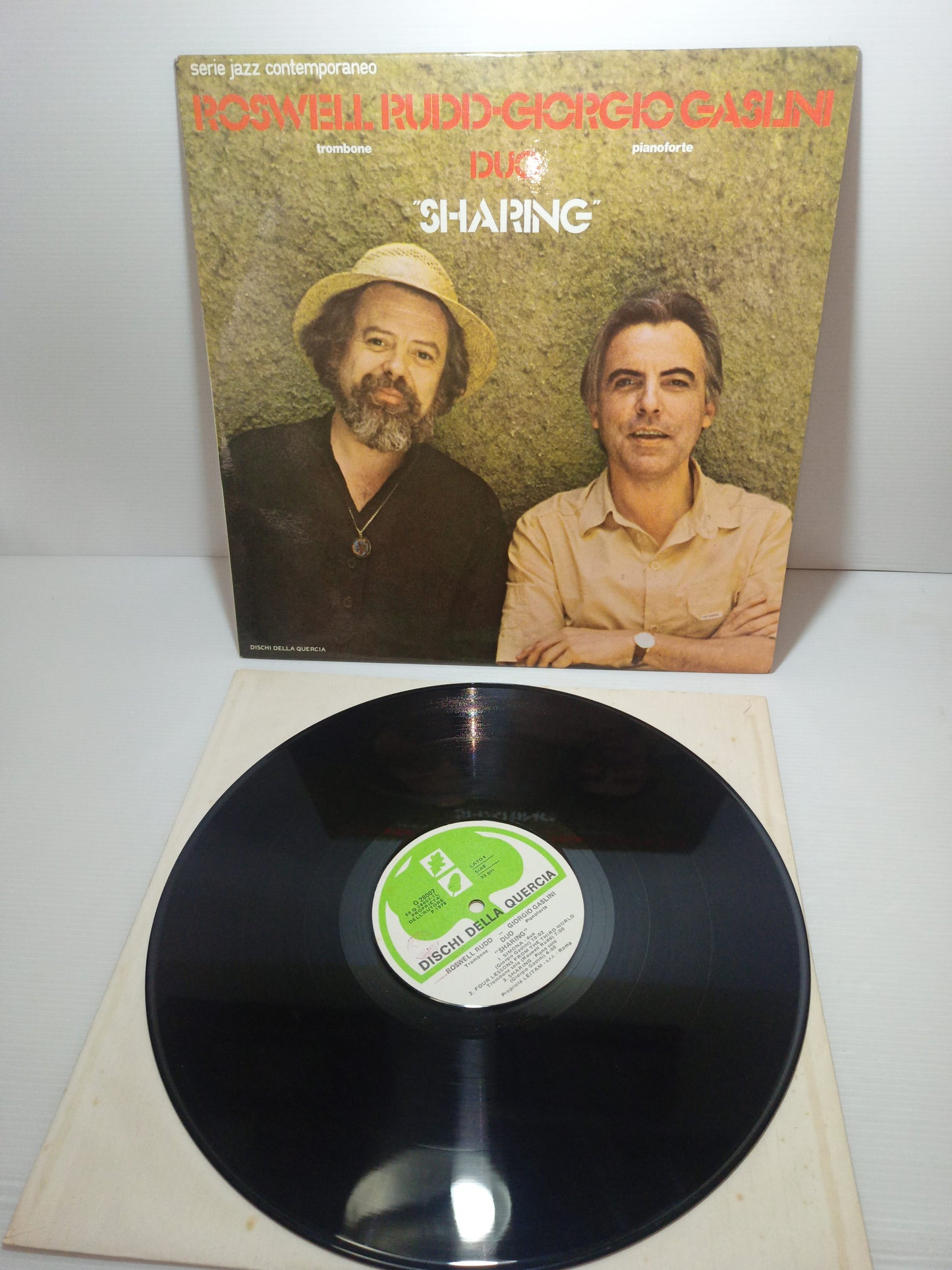 Sharing Rudd-Gaslini LP 33 Giri
Edito nel 1978 da Dischi Della Quercia Cod.Q28007
Serie Jazz Contemporaneo