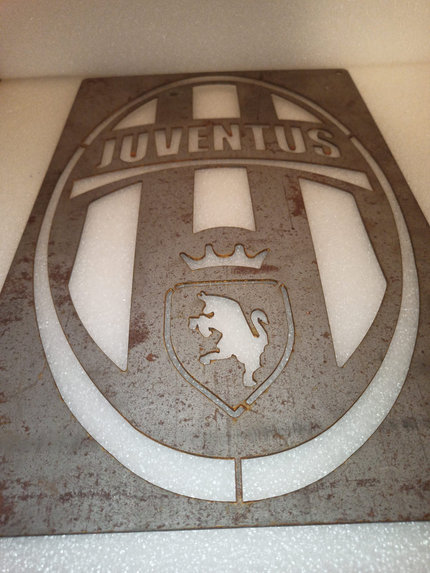 Targa Con Logo Juventus In Metallo Traforato
Da parete
Misure 42 x 27 cm circa