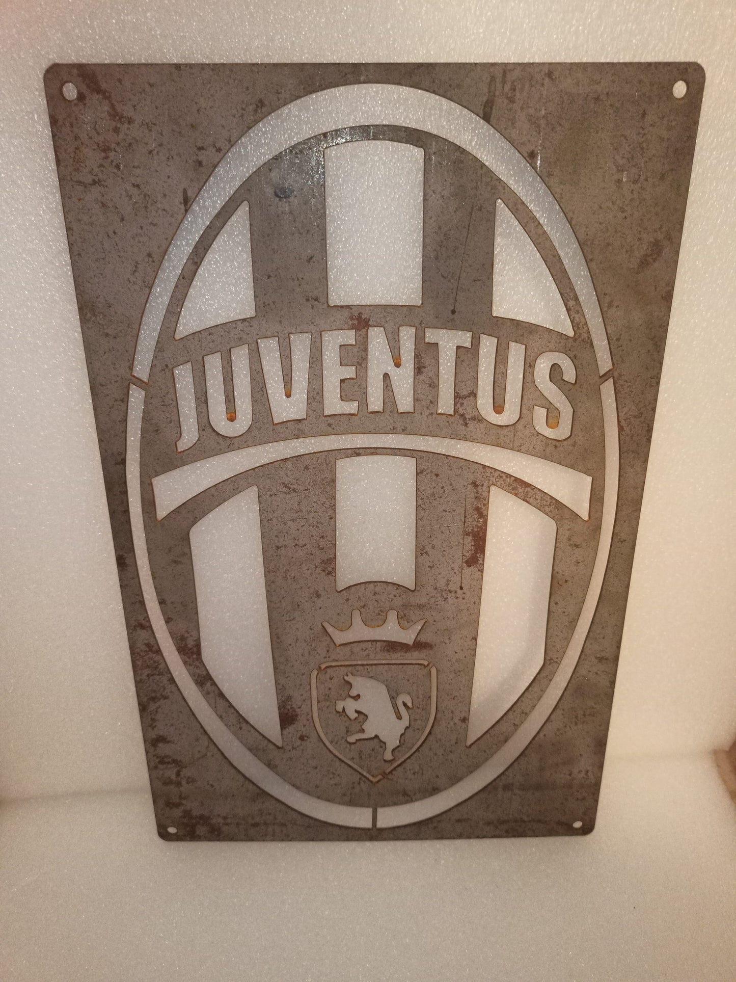 Targa Con Logo Juventus In Metallo Traforato
Da parete
Misure 42 x 27 cm circa